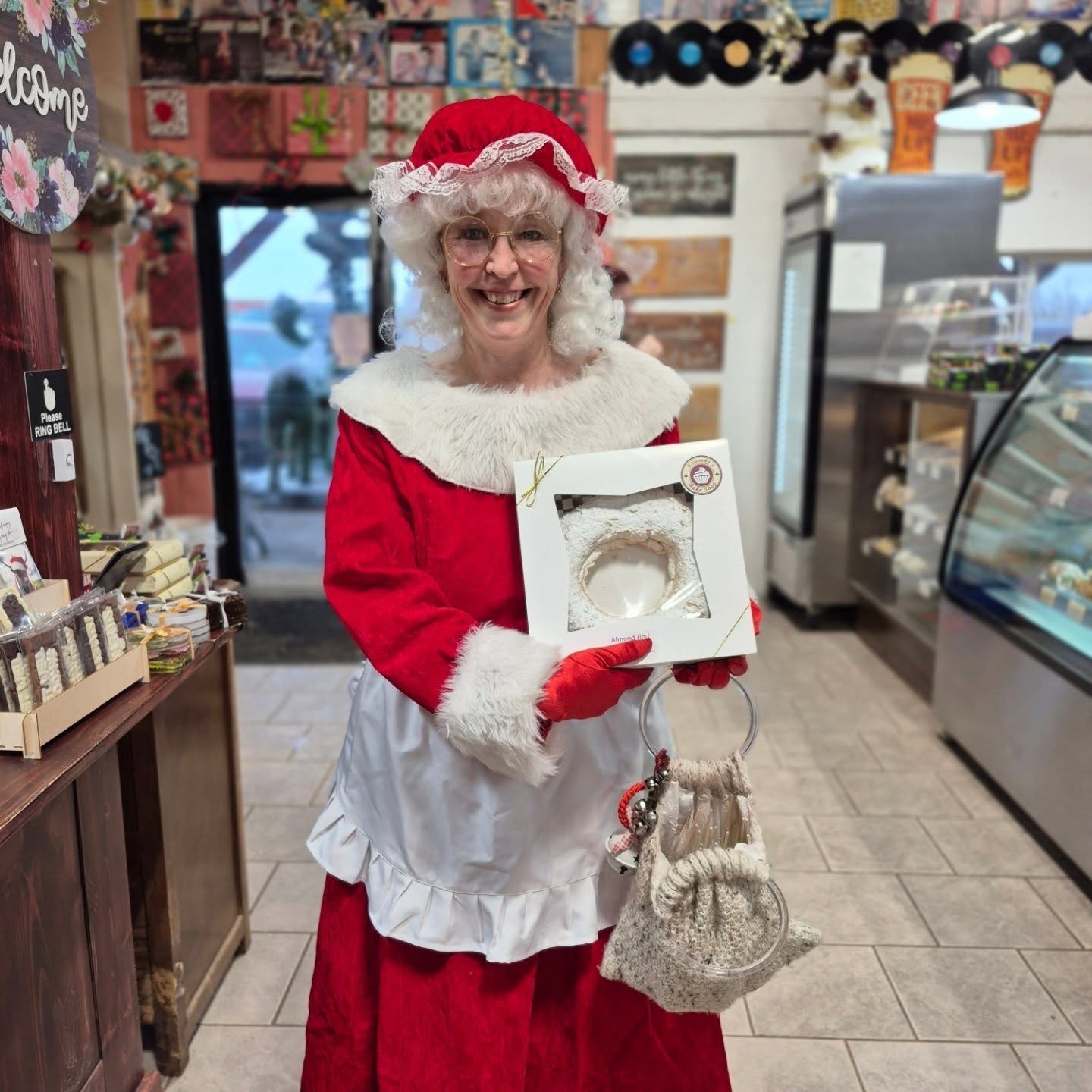 Mrs Claus takes home an almond ring for Santa every time she comes to visit 🤶 our store is open 9 to 6
#mrsclausatdeherdtgardens 
#deherdtgardens 
#elienekesbakeshop