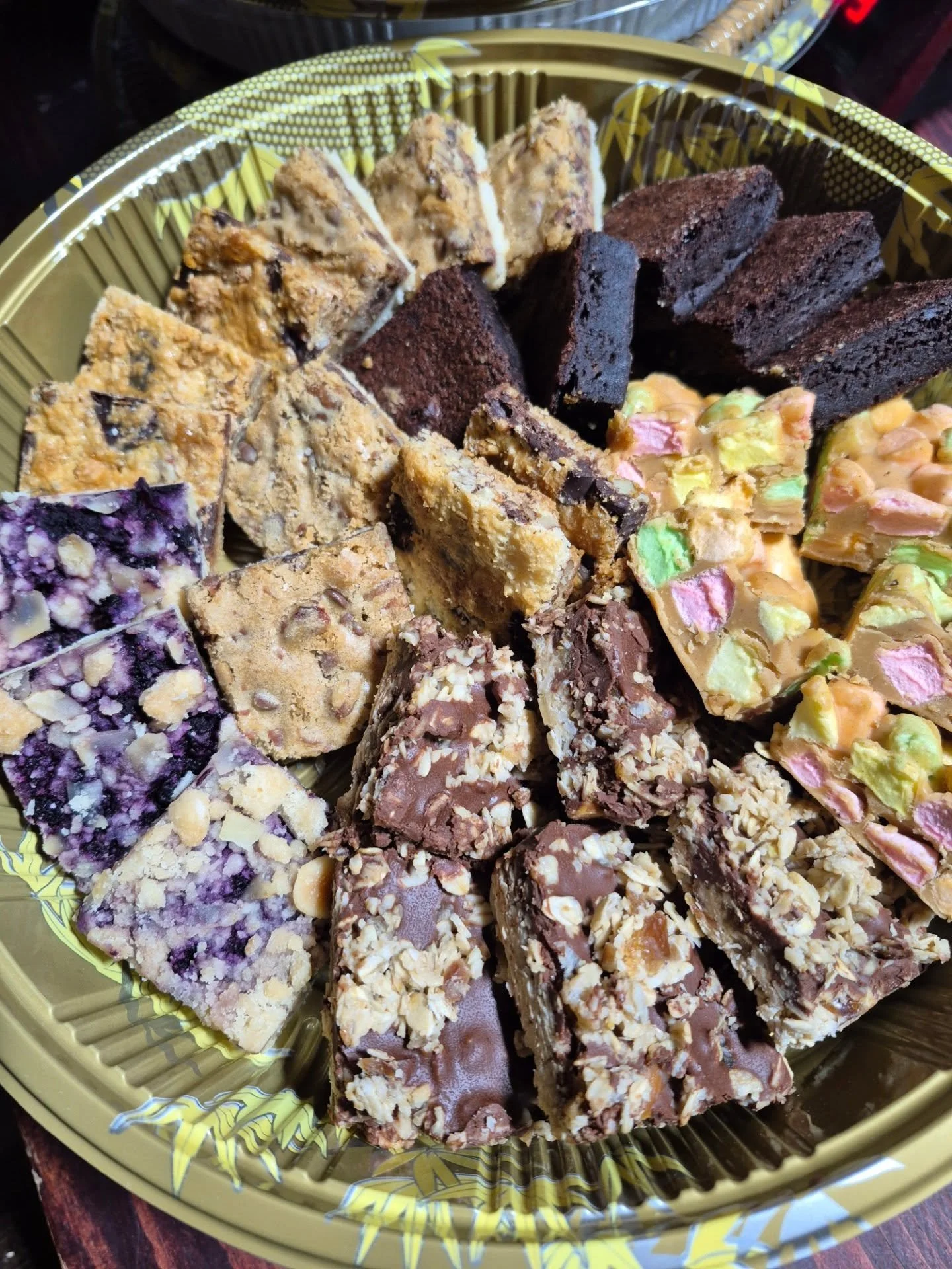 Did you know we make all our cookies and squares from scratch!?! Cookie and square platters now available! 
We can also make GIANT speculaas cookies for those people on your list who are hard to shop for but love cookies!