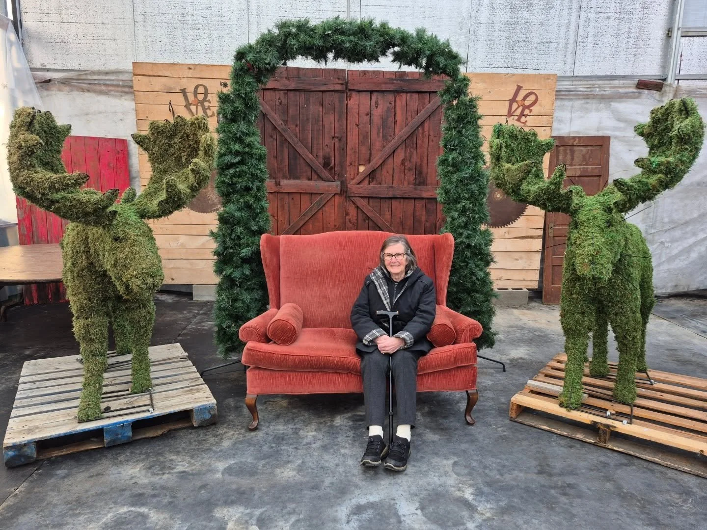 Some days you just have to take a picture of mom with our moose 🥰
#deherdtgardens
