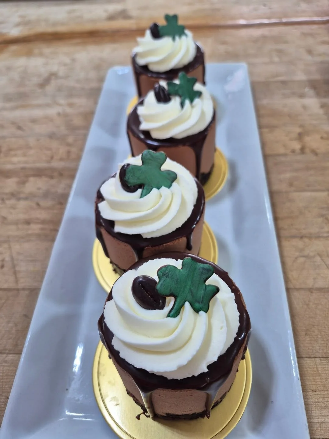 Meet the treat! 
Irish mocha mousse- fudgy brownie underneath a decadent chocolate mousse made with Irish cream  and espresso! 
Made from scratch using quality Belgian chocolate and espresso from Cafe Monte! 

#elienekesbakeshop #barrhead #madefromsc