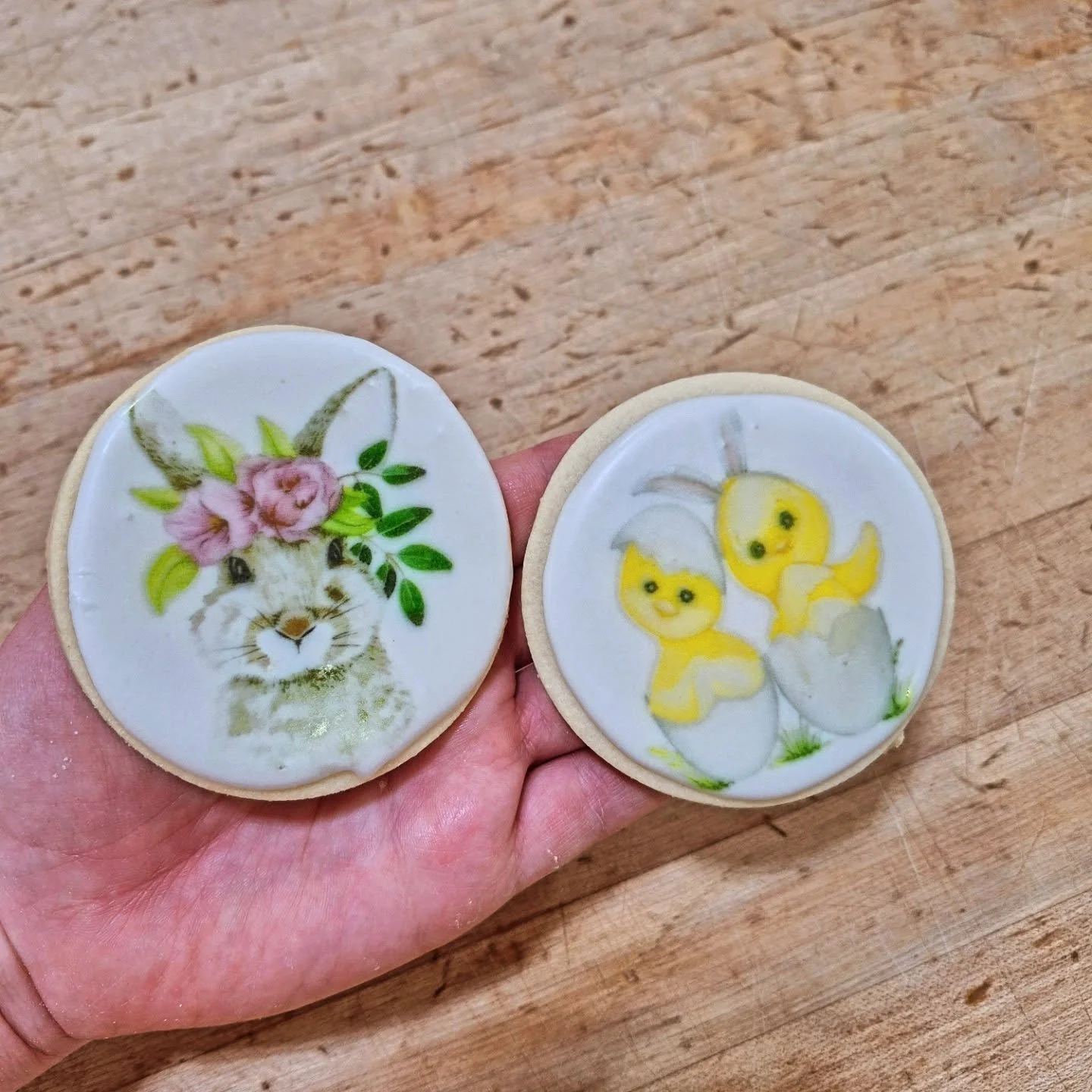 Look at these cookies instead of looking outside! 

Did you know we can custom print pictures for cookies, cakes, chocolates, macarons and more!