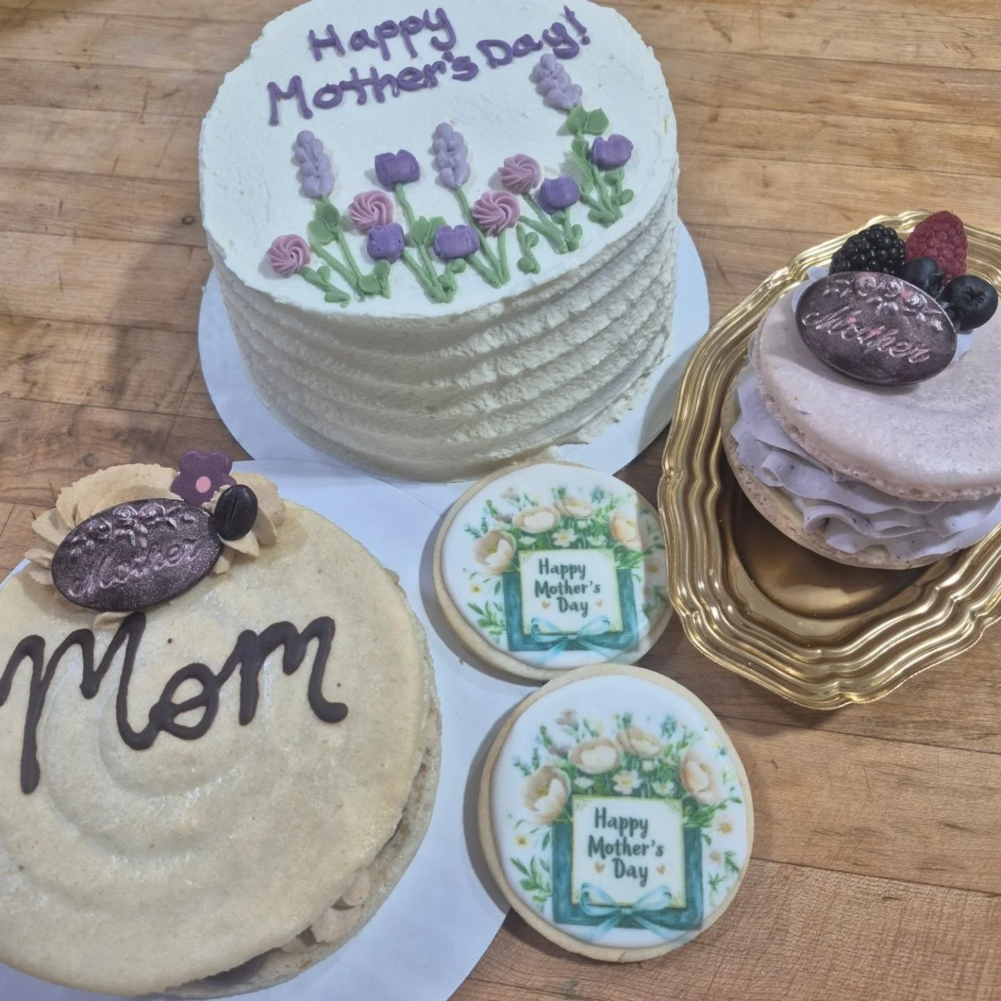Meet the treat - Mother's Day collection!
&bull;6" lemon raspberry whipped cream cake
&bull;Large macaron with hazelnut and mocha 
&bull;Mixed berry macaron with white chocolate and berry whipped cream 
&bull;Sugar cookies
&bull; chocolate (cake