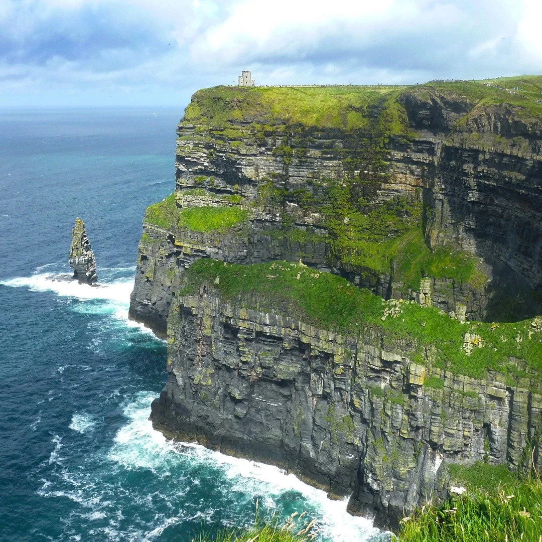 🍀 Irish Splendor, Curated for Discerning Travelers

Embark on a spectacular journey through Ireland's rich history, rolling hills, and vibrant culture. From the stunning Cliffs of Moher to the charming streets of Dublin, this 8-day adventure takes y