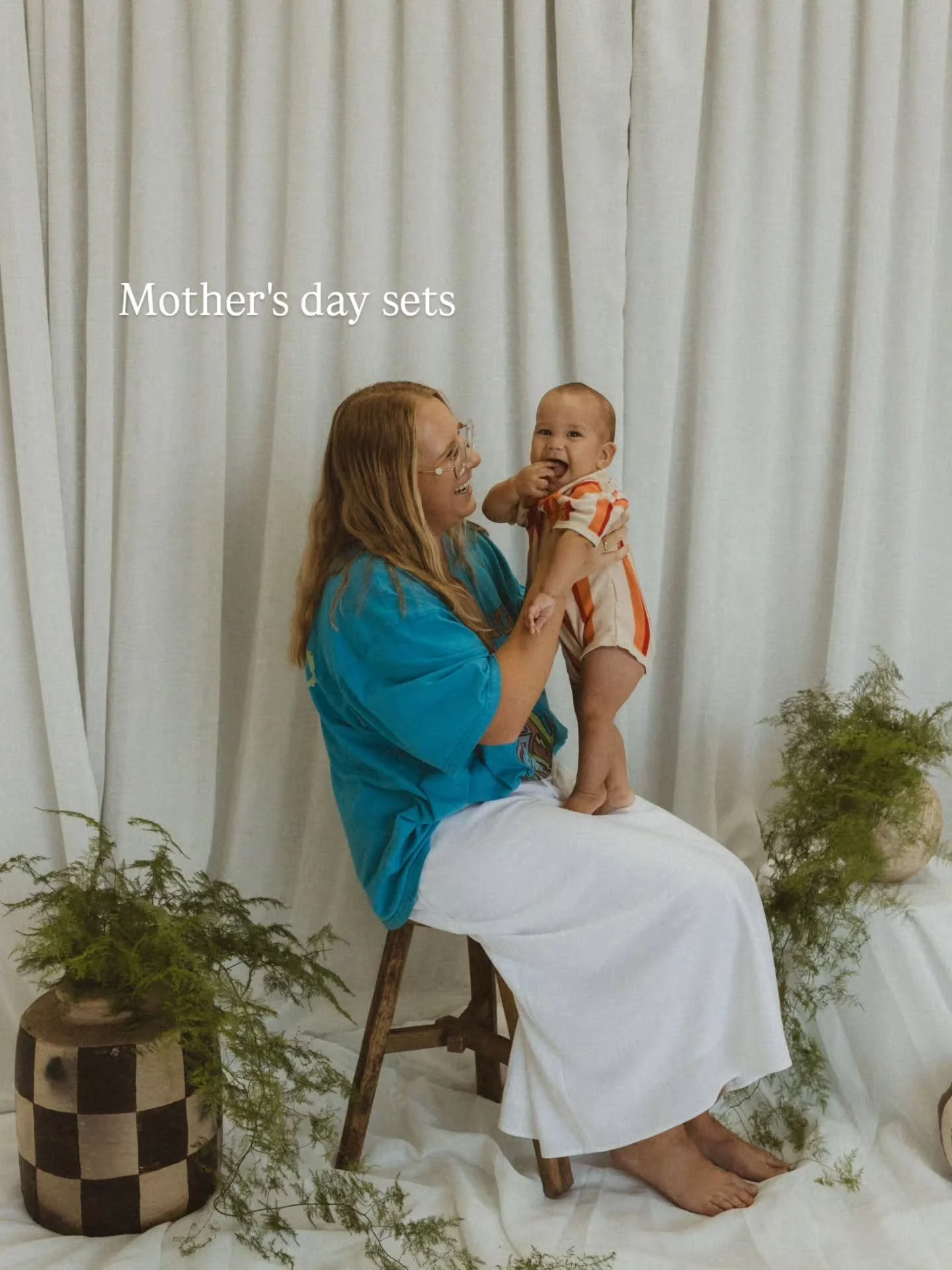 PSA: The Golden Sundays Mother's Day sessions are only a little over 2 weeks away - Here's a peek of what it will look like.  The retro set or the soft set - which is your fav? 
Bookings via the link in bio. x