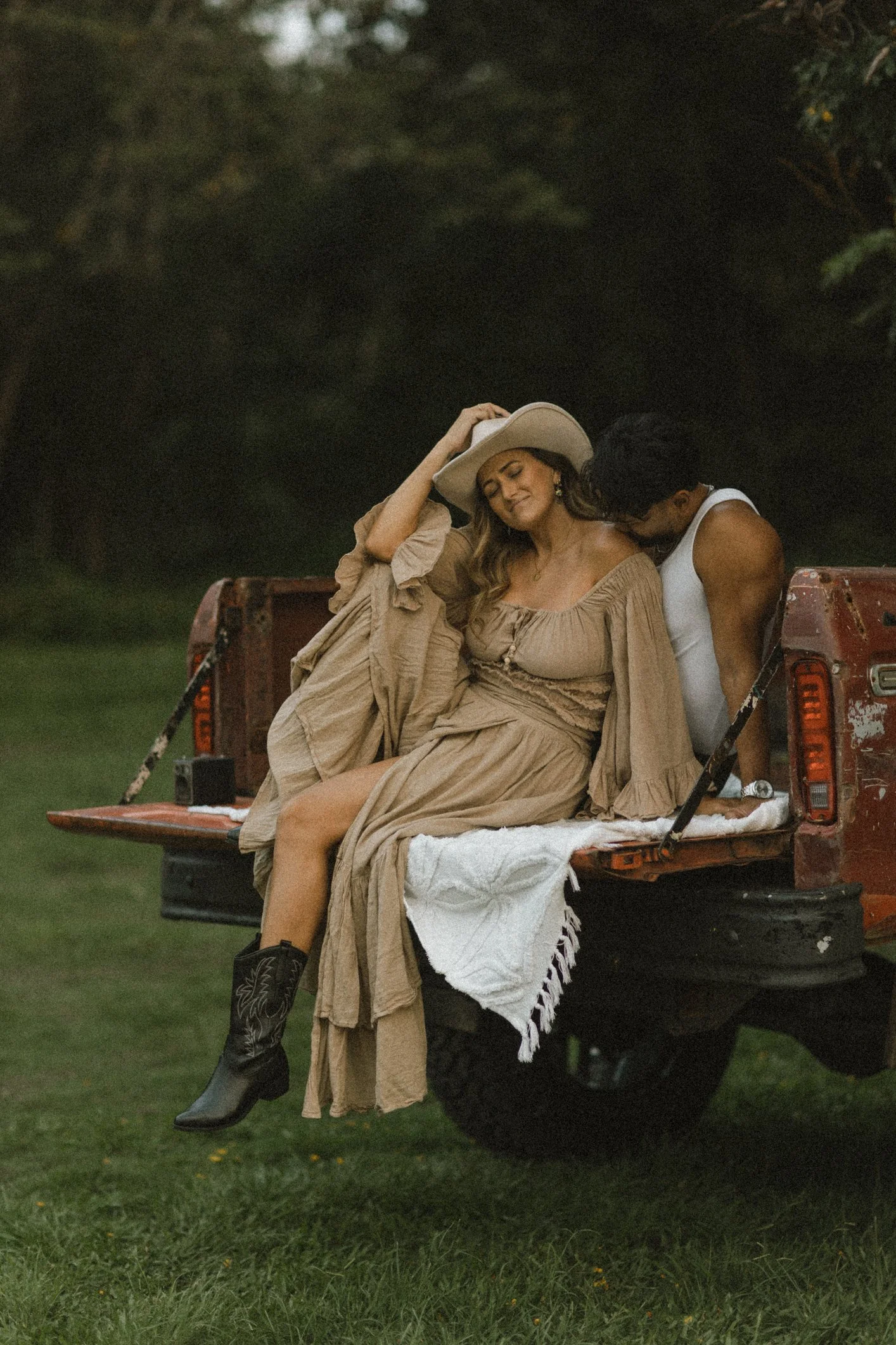 girlfriend and boyfriend cuddle on the back of a truck lovers photoshoot date idea
