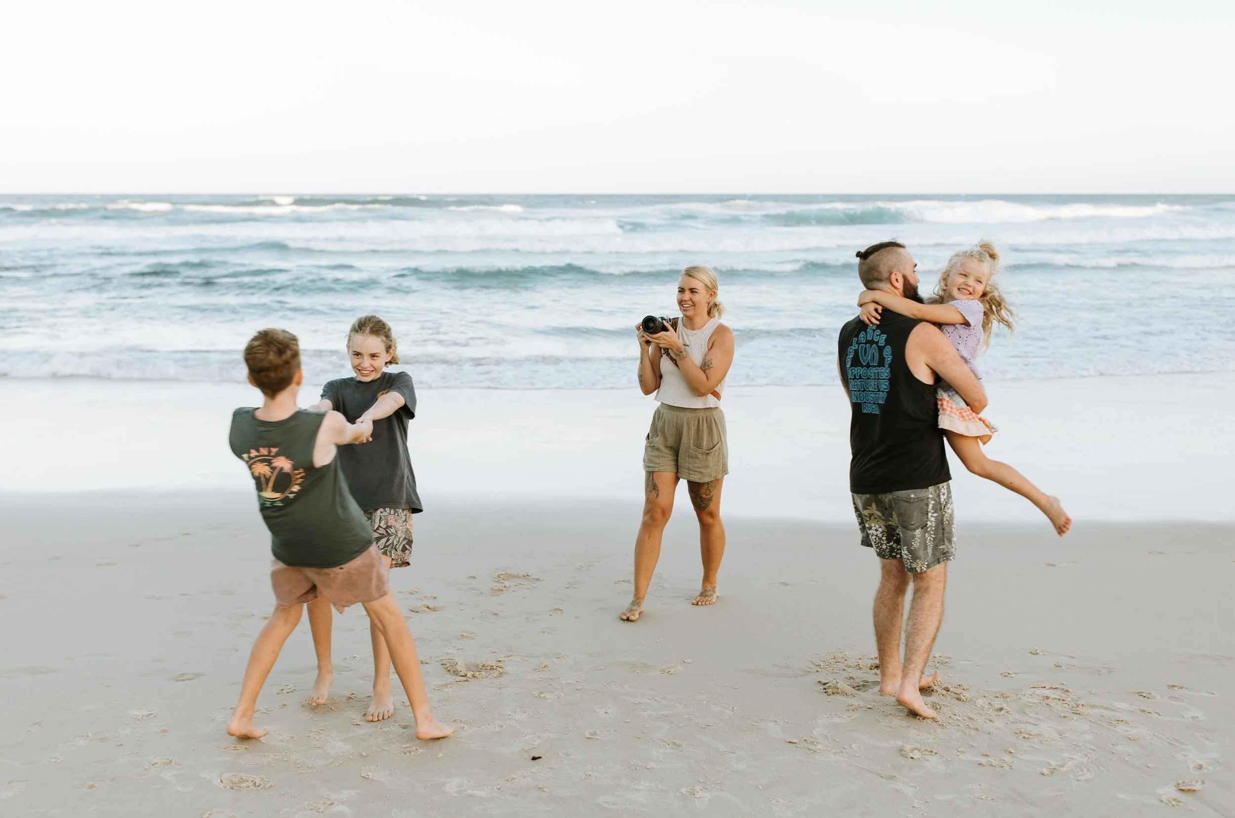 photographer takes family photos gold coast beach