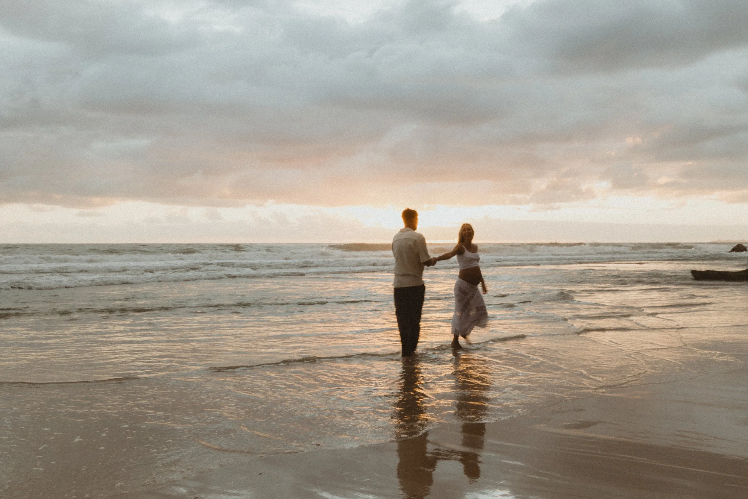 sunrise maternity couple pregnancy