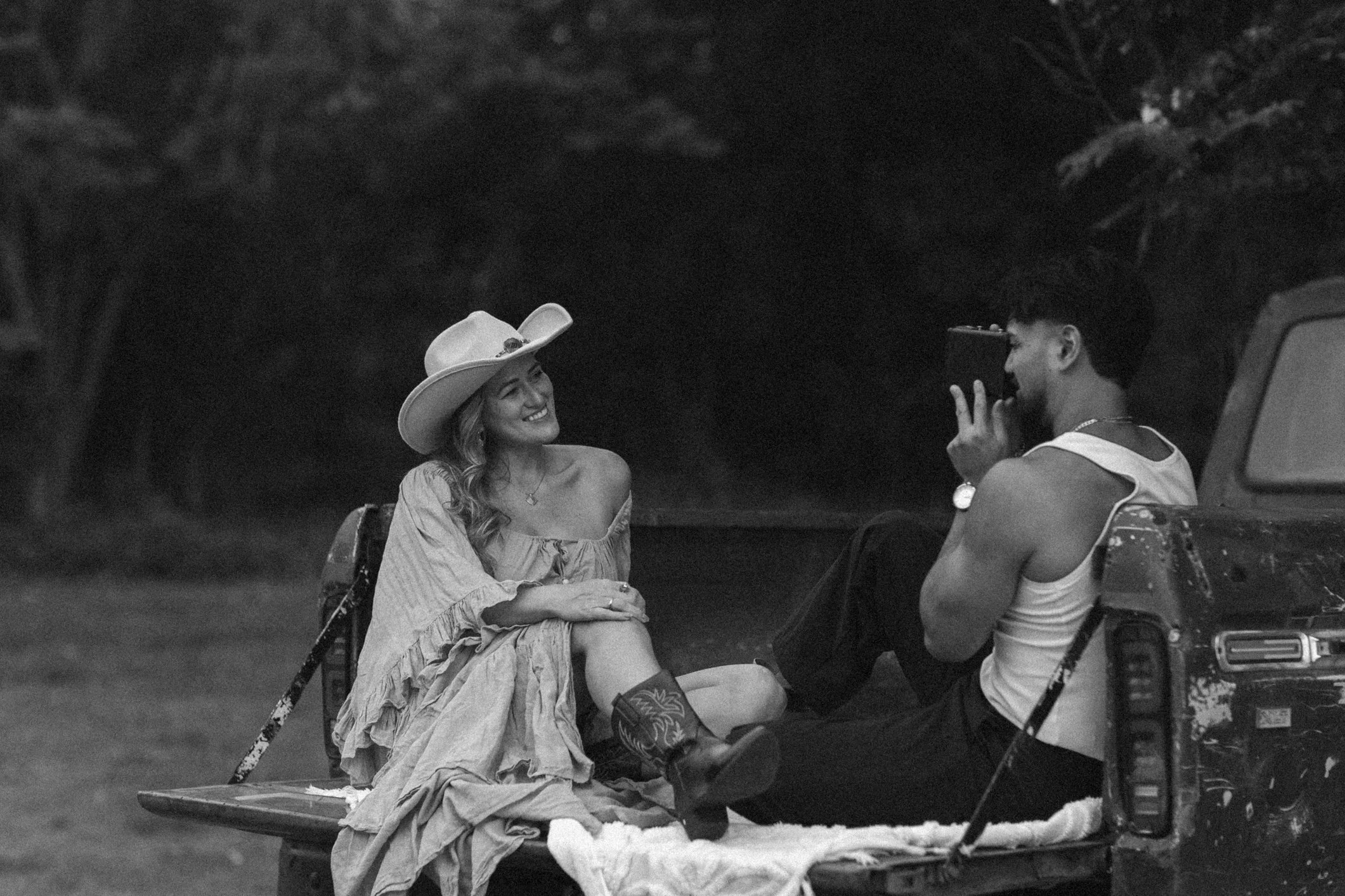 lovers couples sitting on the back of truck creative photoshoot idea