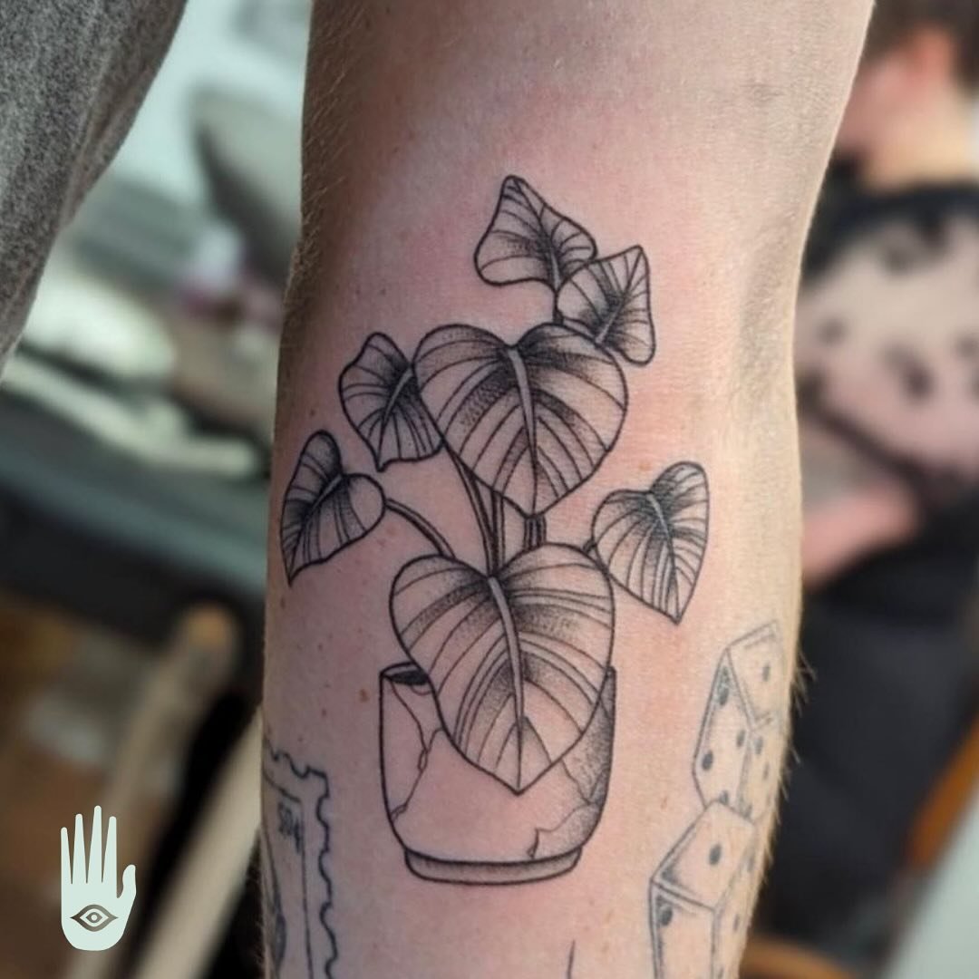 We love a good plant tattoo here at Hamsa! @ruztytattoos made this on flash day and is always up for more plants just for you!