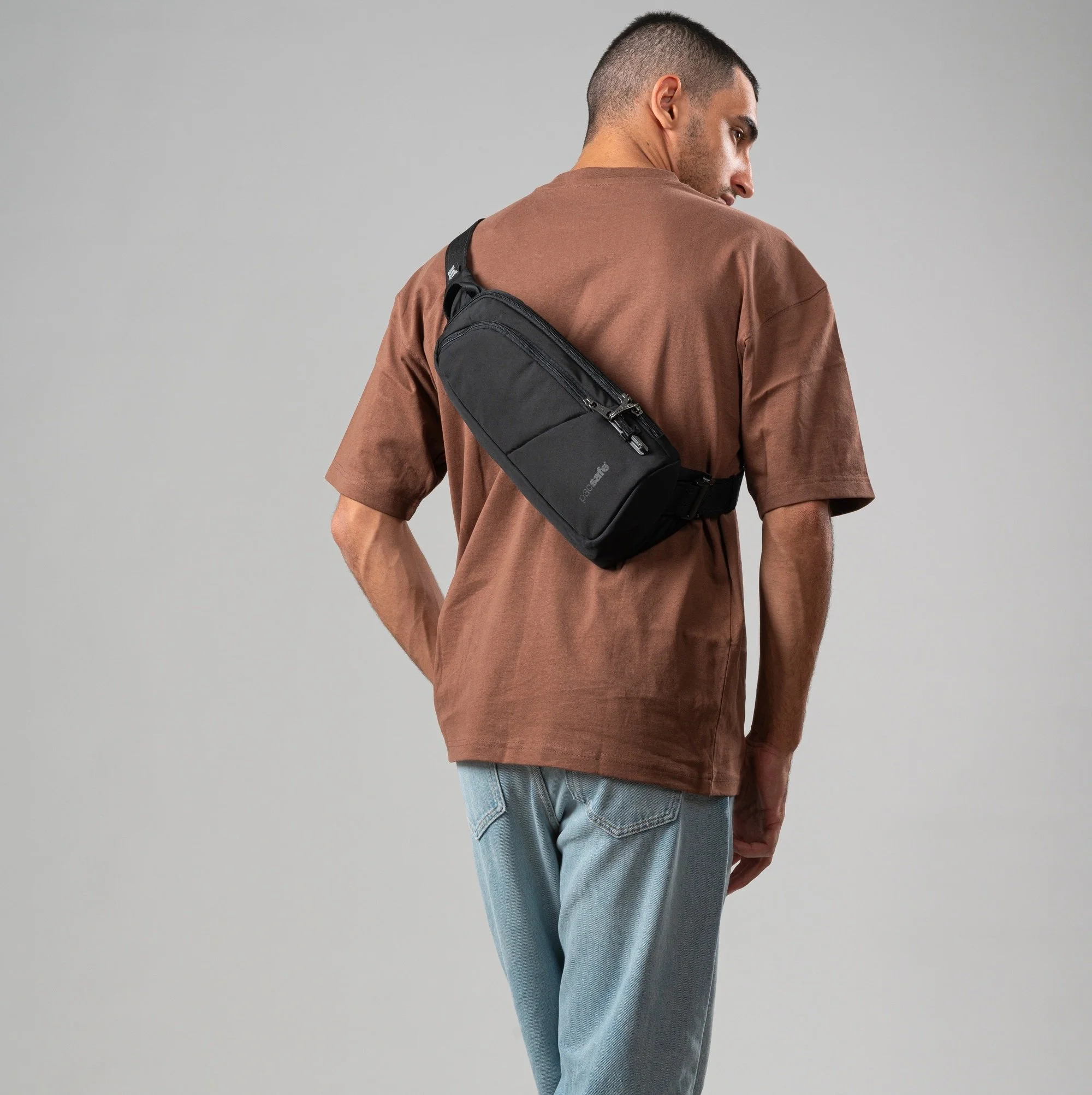 PacsafeVibe_150SlingPack_60161130_Black_1-2000x2999-82871cb.jpg