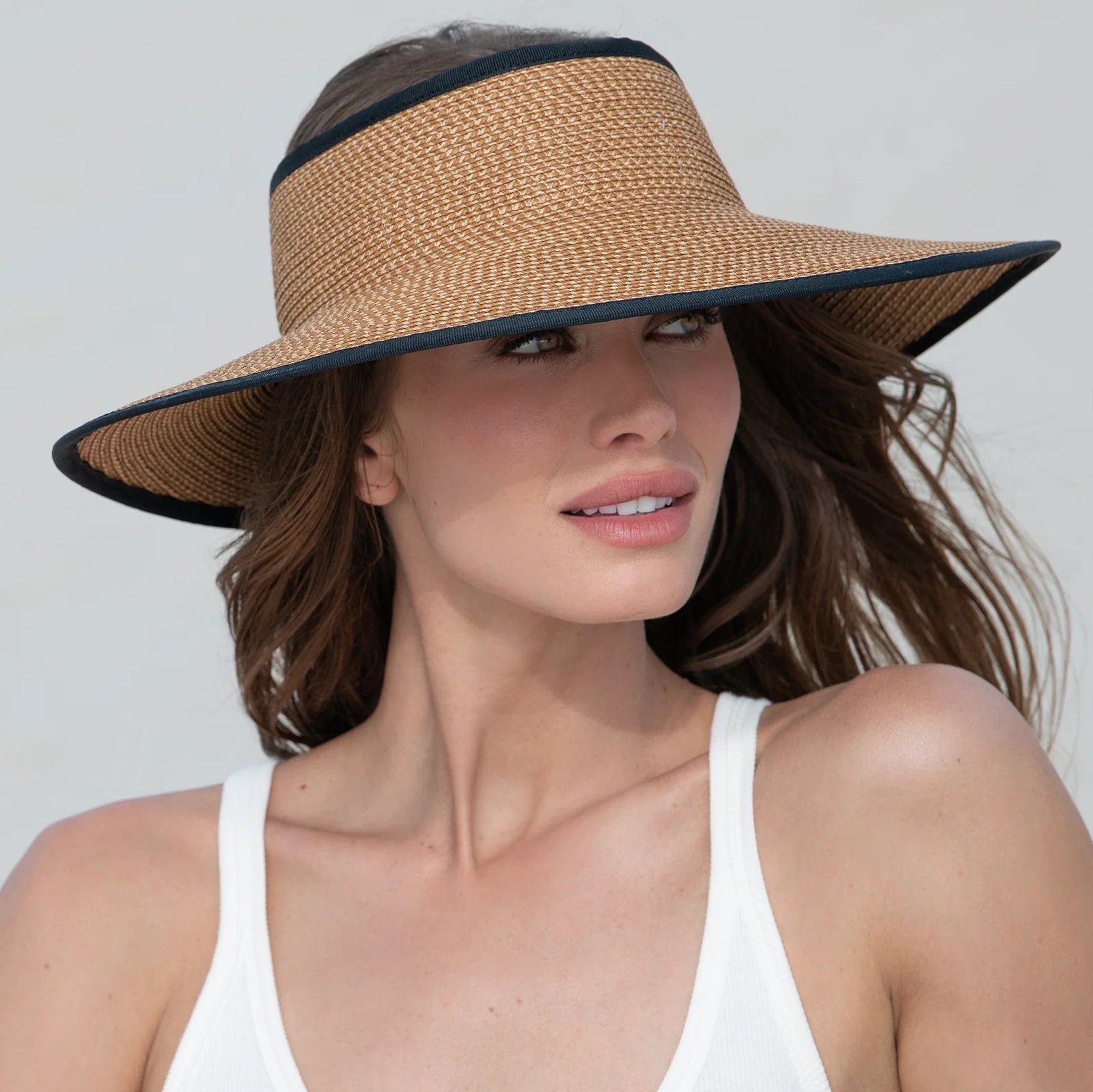 SS26_LIFESTYLE_13490_LIL_SQ_VISOR_NATURAL_BLACK.jpg