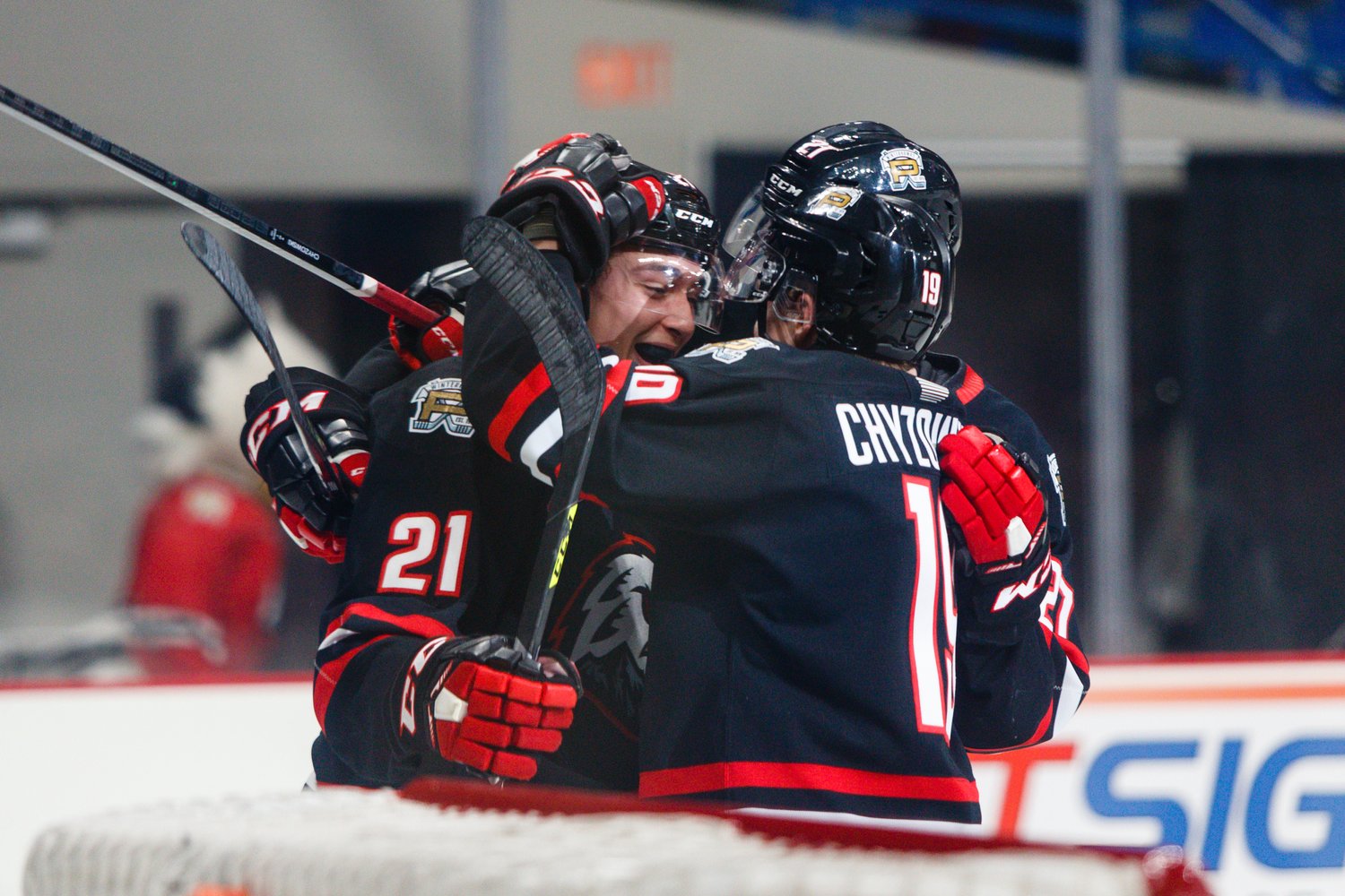 Jonah Bevington and Kyle Chyzowski (Photo: Keith Dwiggins/Portland Winterhawks)