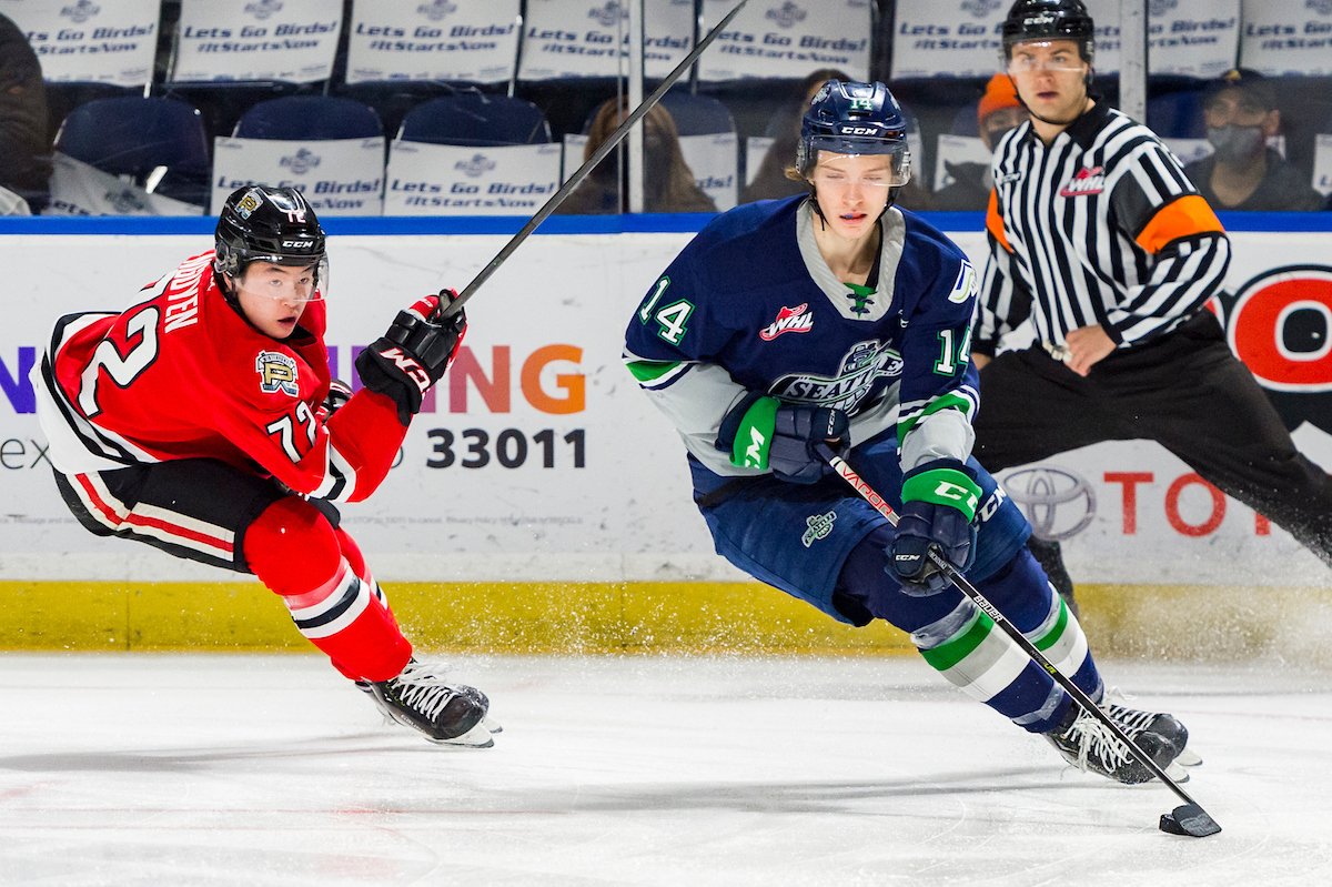 Kevin Korchinski of the Seattle Thunderbirds and Marcus Nguyen of the Portland Winterhawks