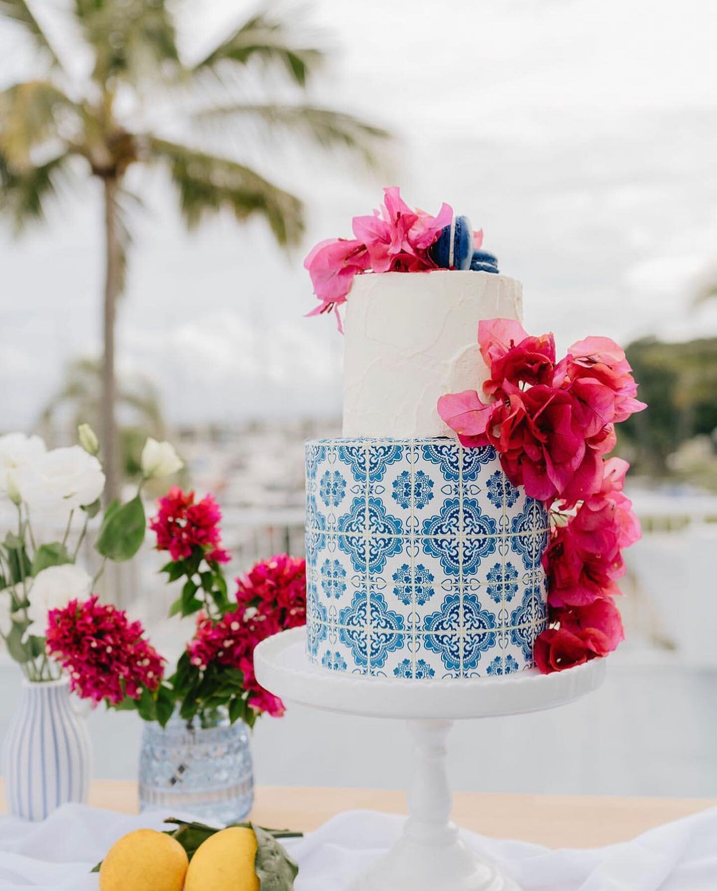 Beautiful Mediterranean inspired wedding cake by the fabulous @chocolate2chilli with blooms by @fiestaflora__ 📷 @jenniferoliphantphotographer 🌺💙🌸🍋