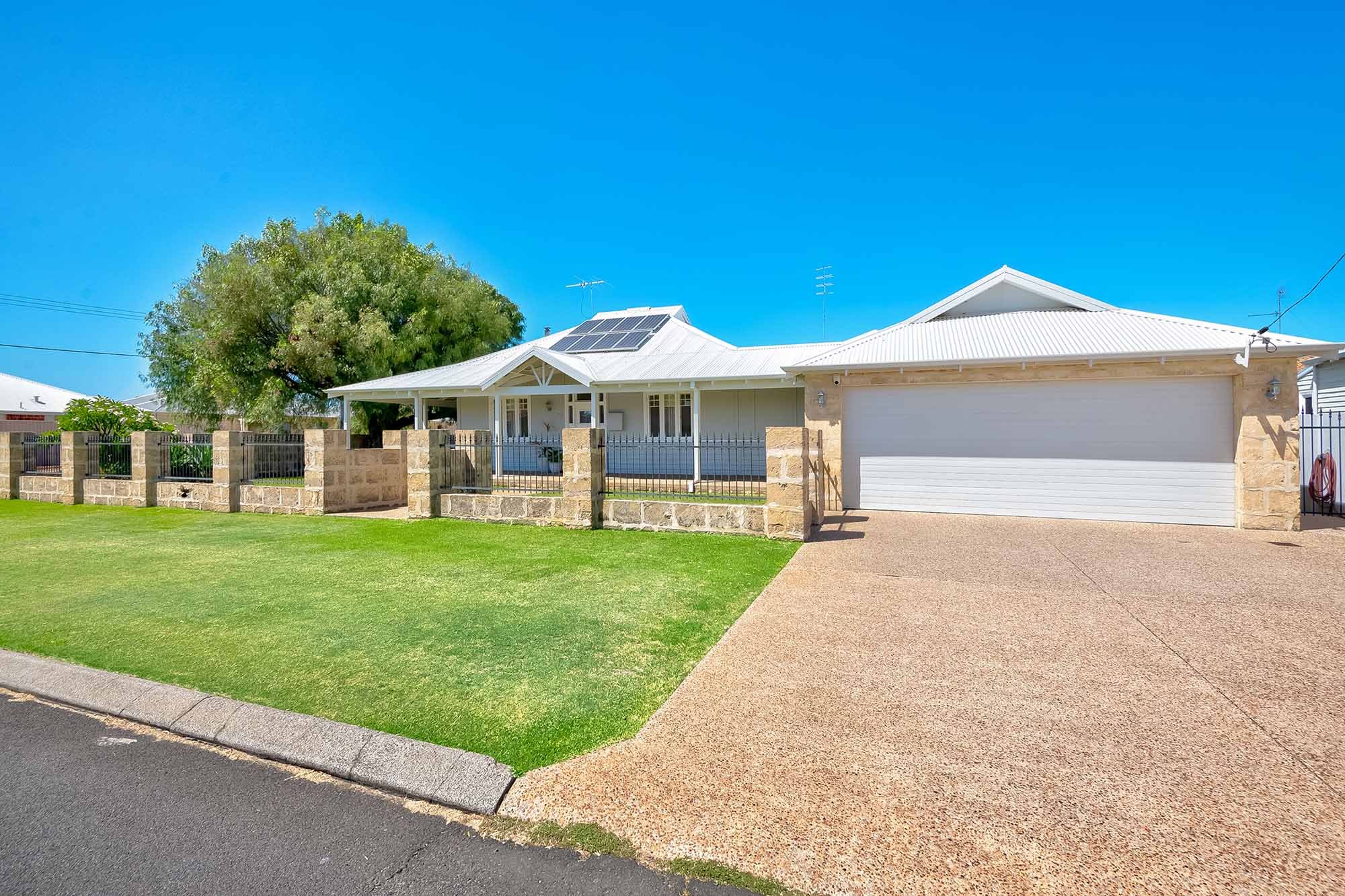 💥 // NEW LISTING! // 💥

🏠 75 Clarke Street, South Bunbury
🔑 From $970,000
🛏 3 Bed | 🛁 2 Bath | Sparkling Pool | 1214 sqm

Ideally positioned on a corner block, this immaculate 3-bedroom, 2-bathroom residence offers a perfect blend of modern liv