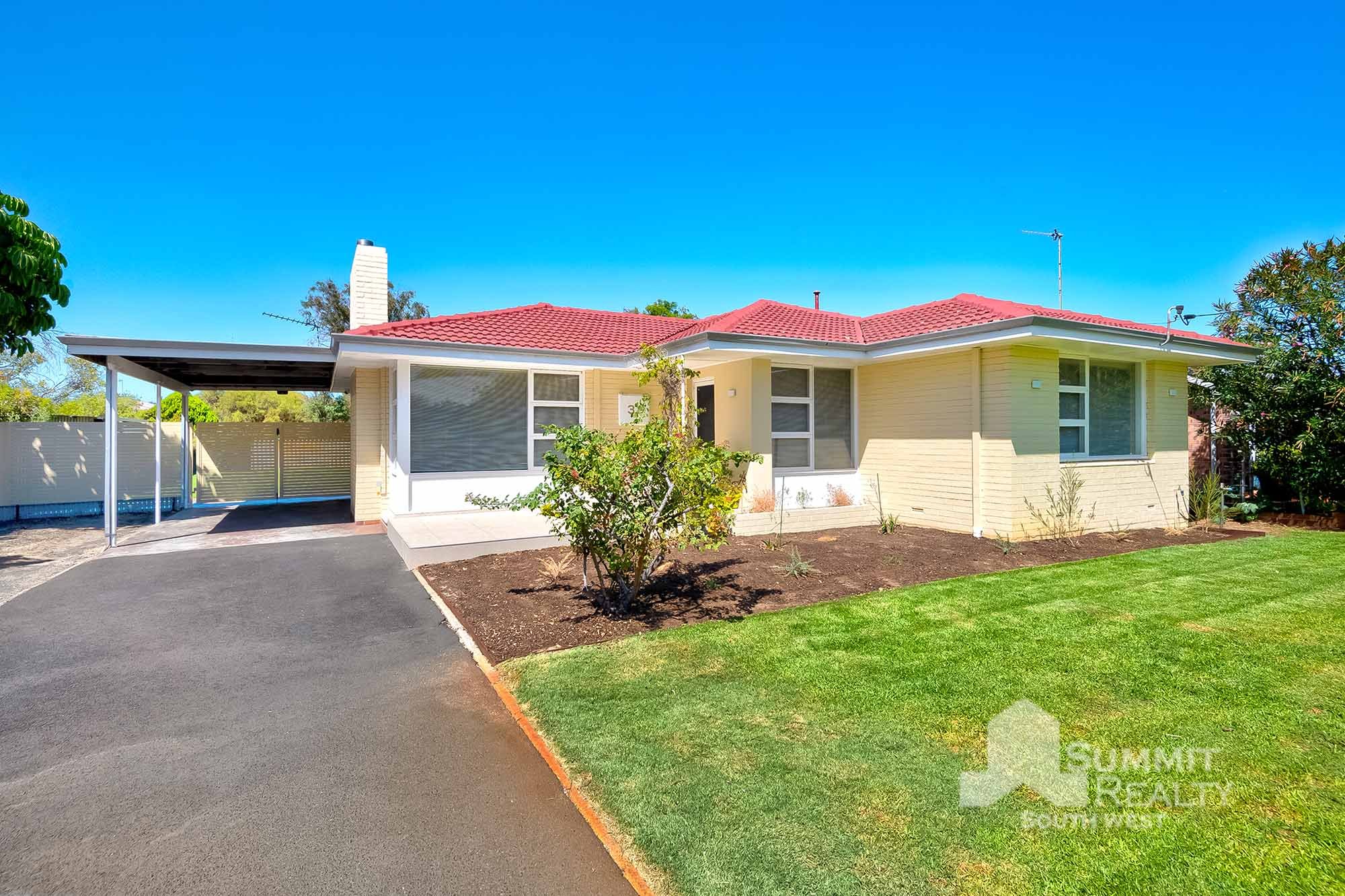 💥 // NEW LISTING! // 💥

🏠 39 Goldsmith St, South Bunbury
🔑 From $650,000
🛏 4 Bed | 🛁 2 Bath | 910 sqm

🏡 Home Open - Saturday 15th June 3.00 - 3.30 pm

Located in the heart of South Bunbury and perfectly positioned on a generous 910 m2 parcel 