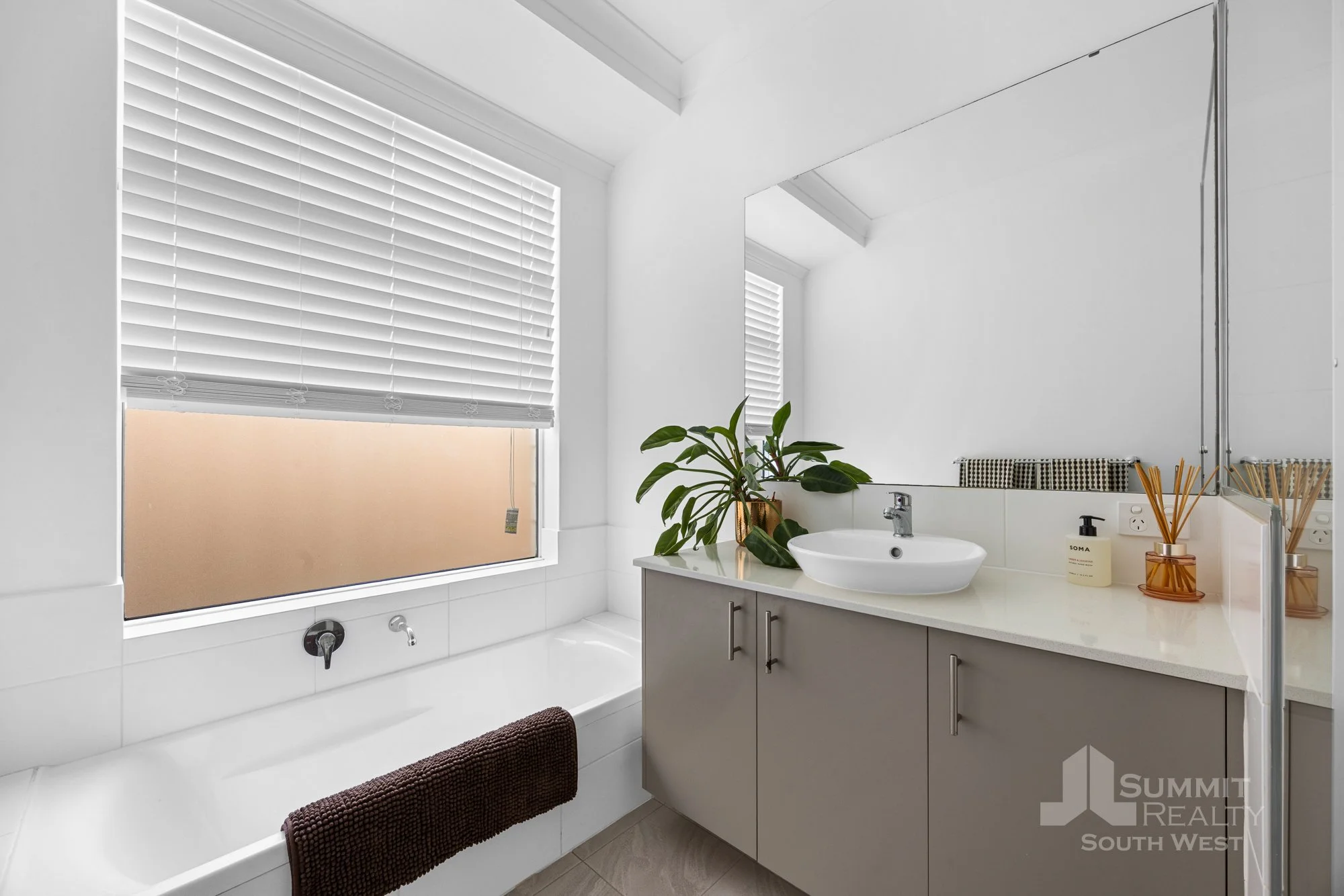 17 Cambria Rd_43.jpg