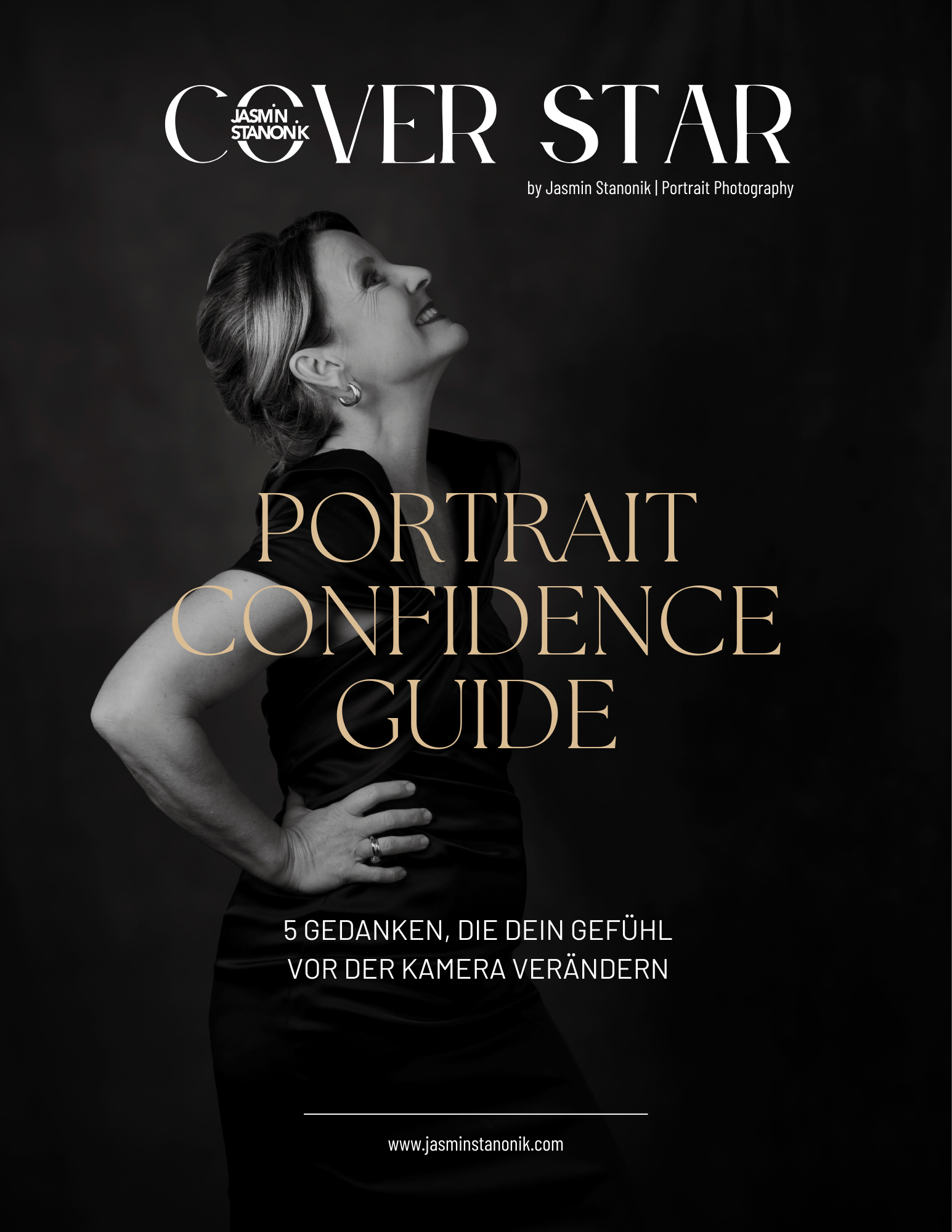 Schwarz-Weiß-Fotografie einer Frau, die lächelnd nach oben schaut, mit den Worten "Cover Star" und "Portrait Confidence Guide".