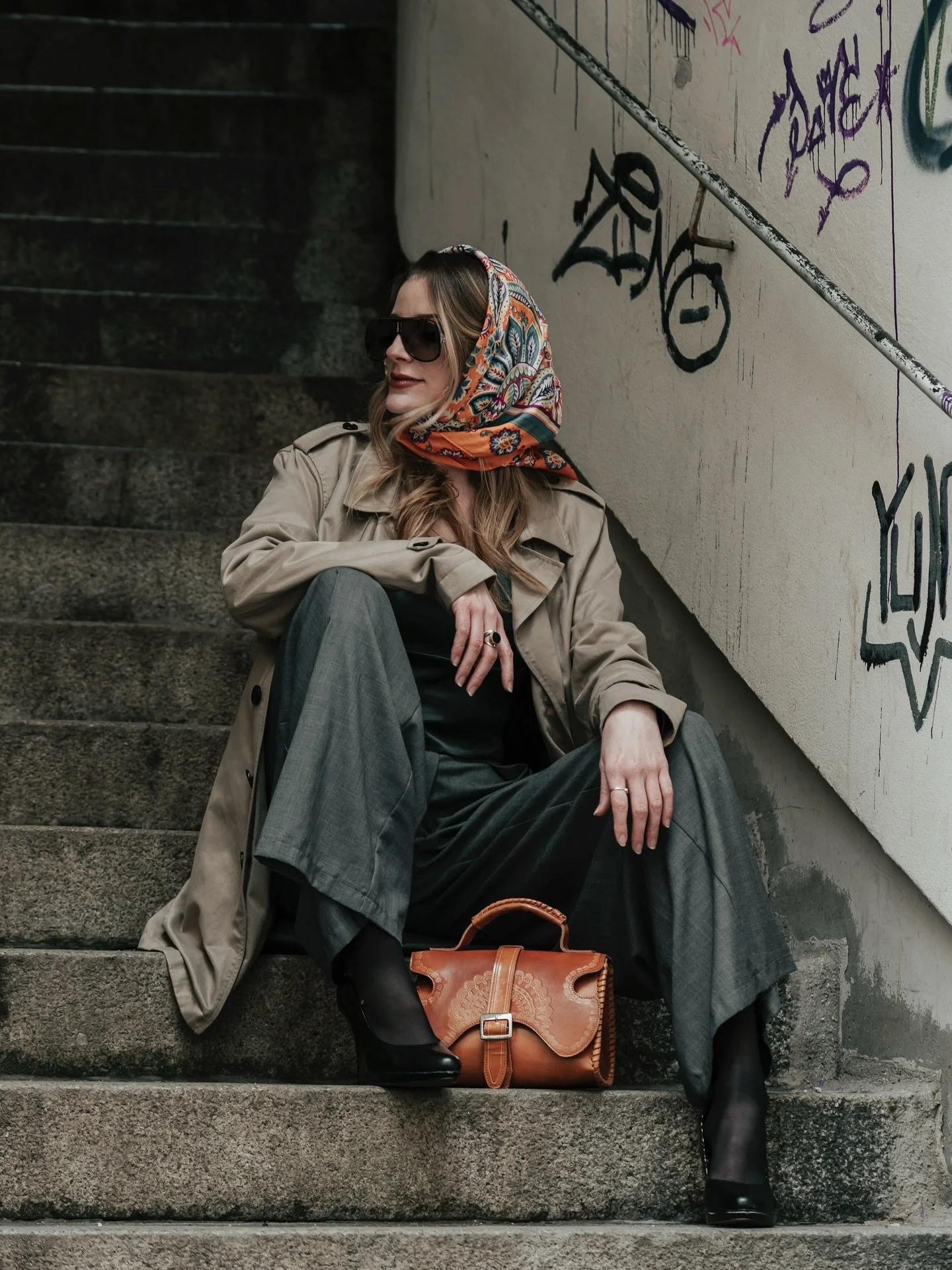 Wenn der Herbst nach Style ruft. 🍁 Trench, Tuch &amp; Attitude &ndash; ready f&uuml;r die coolen Herbsttage. Salzburg kann auch urban.

#autumnvibes #salzburgstyle #fashionshooting  #fashionphotography