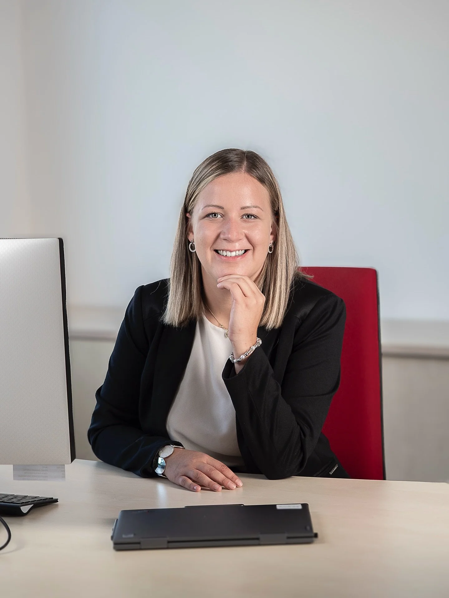 Dein Selfie macht Eindruck &ndash; aber kein professionelles Statement.
Wenn du im Business auffallen willst, brauchst du Bilder, die Kompetenz und Pers&ouml;nlichkeit ausstrahlen &ndash; nicht nur ein nettes L&auml;cheln.
⠀
👉 F&uuml;r deine Bewerbu