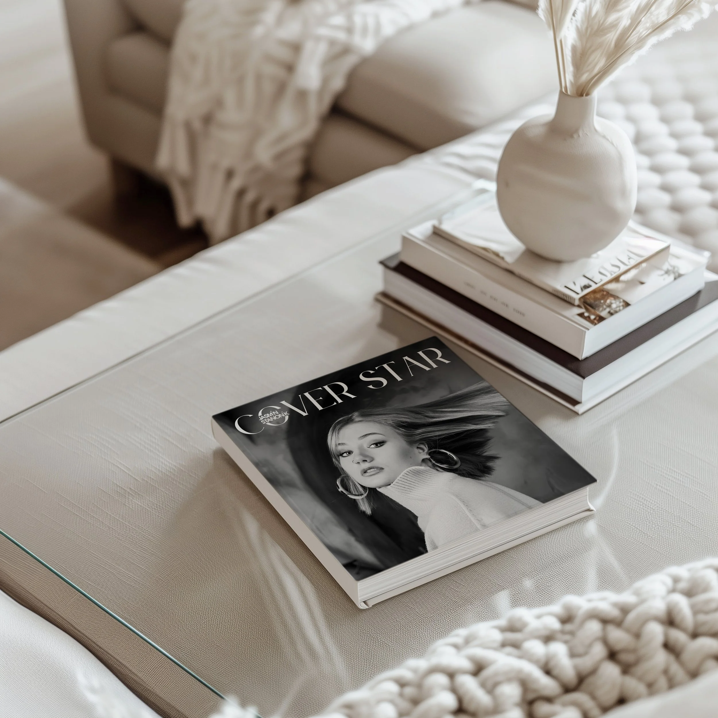 Ein Magazin mit einem Schwarz-Weiß-Foto eines Mädchens auf einem Couchtisch in einem Wohnzimmer.