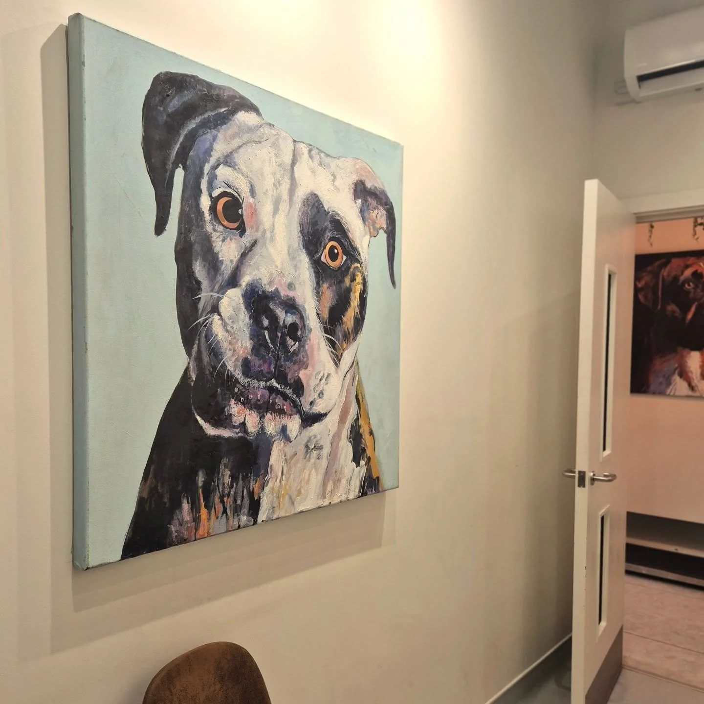 We just got a SERIOUS glow up ✨️ who knew Vet visits could double as an art gallery experience? 🎨 🖼 

We want to say a HUGE thank you to @ianmowforth_painter for sharing your talent with us and our clients! Pet Approved! 🐾 ✅️ Contact Ian for your 