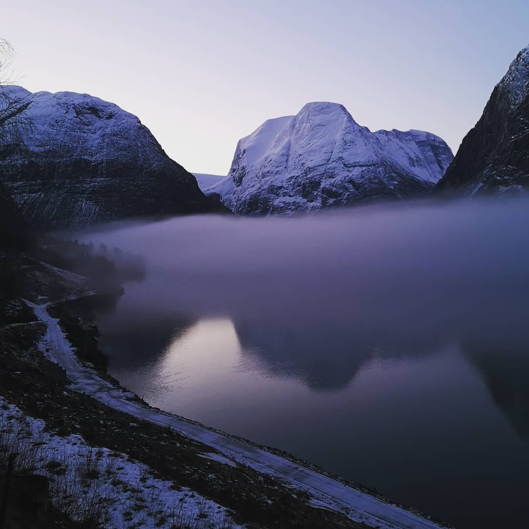 Morgenstund i Lodalen. #lodalen #lovatnet #hogrenningferiehytter #nordfjord #sognogfjordane