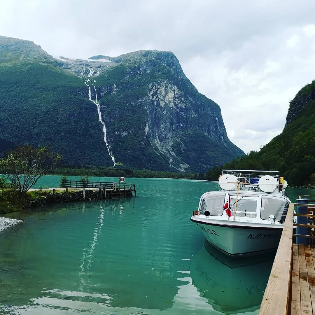 Kveldstur til #kjenndalstova med #mskjenndal #ramnefjell #utigardsfossen #lovatnet #lodalen #nordfjord