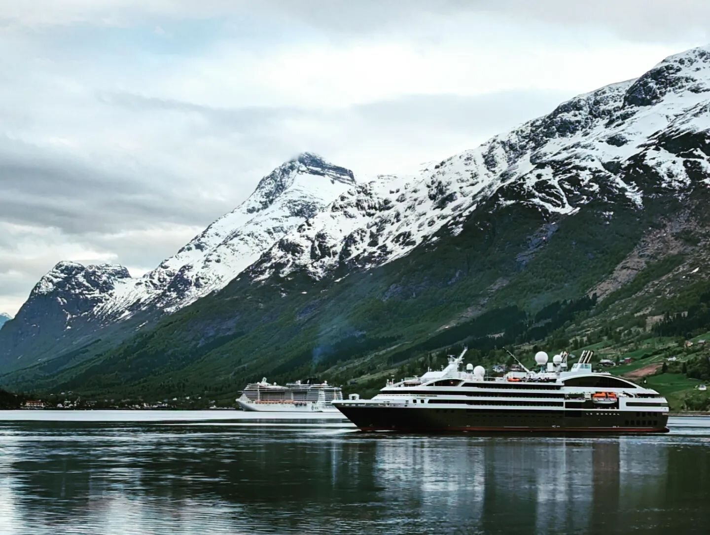 God morgon! Ein vakker og hektisk dag i Nordfjord. Le Boreal vitjar Loen, MSC Fantasia og Anthem of the Seas er godt plassert i Olden.