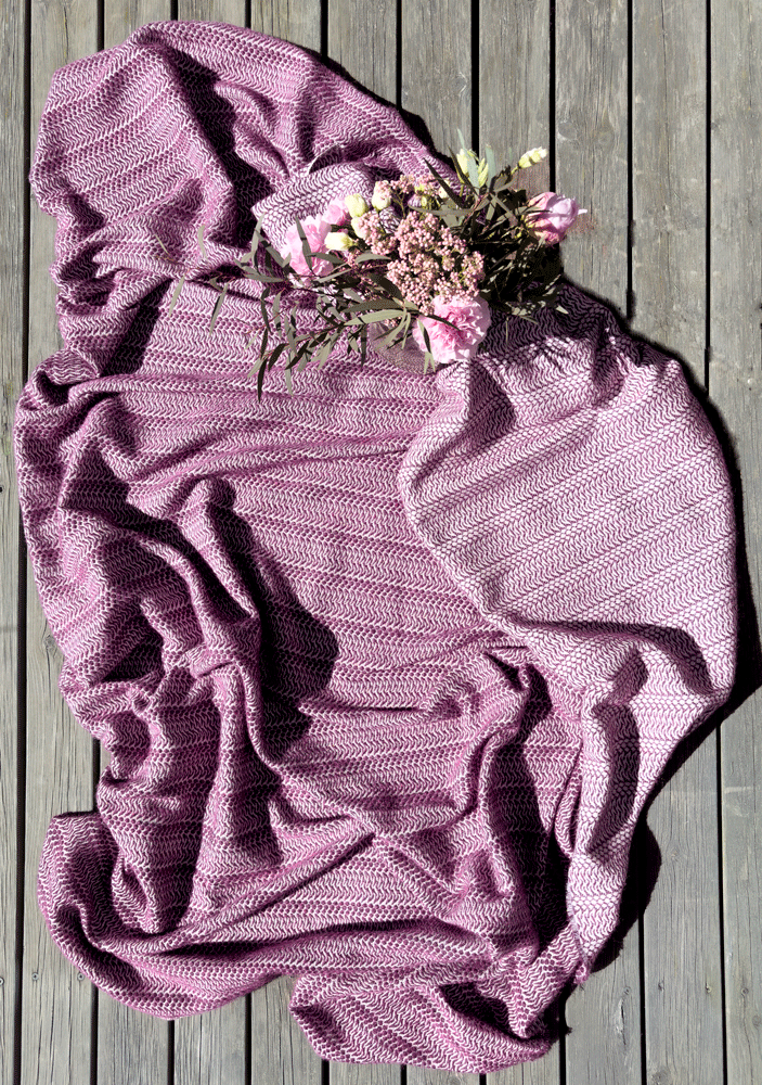 Lähikuva Tate-tiimin kanssa yhteistyössä kudotusta viltistä.