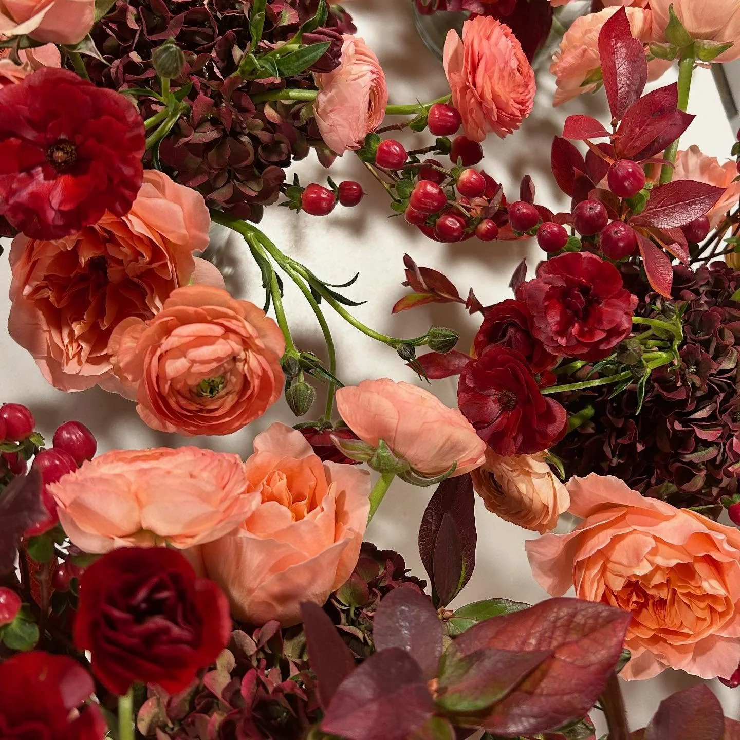 I’m crazy about this combination of cherry red, peach and salmon but the pièce de résistance was the blazing red Blueberry foliage I found at @maineflowercollective, grown by @rivard.farm.