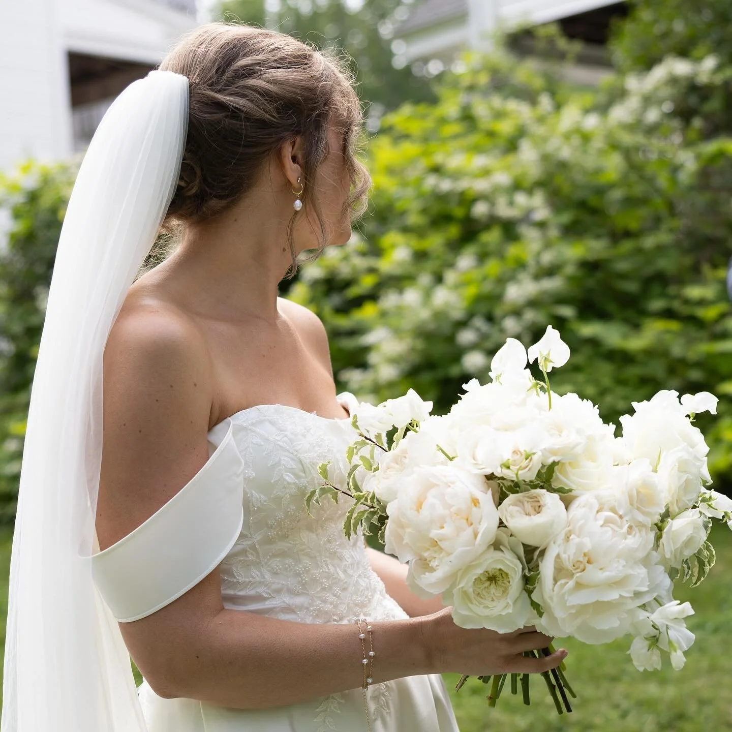June weddings call for fluffy and ruffly bouquets of Peonies, Sweet Peas, Garden Roses and Ranunculus.

@harpswellinn 
@sarahgagnonphotography
