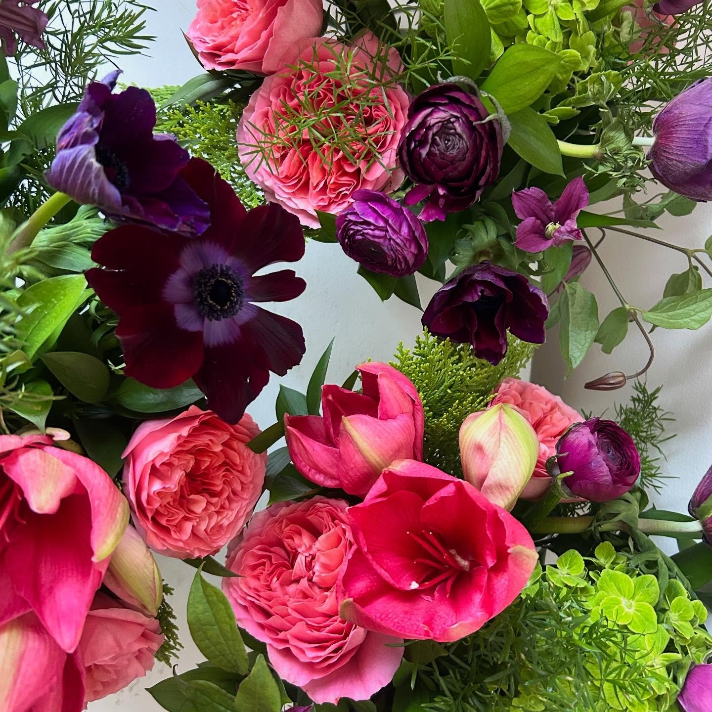The juiciest color palette 🍇🍋&zwj;🟩🍉 

Amaryllis &lsquo;Pleasure&rsquo;, Ranunculus Cloni &lsquo;Viola&rsquo;, Clematis &lsquo;Amazinh Kyiv&rsquo;, Anemone &lsquo;Mistral Violet&rsquo;, dark green Hydrangea and Rose &lsquo;Candy X-pression&rsquo;