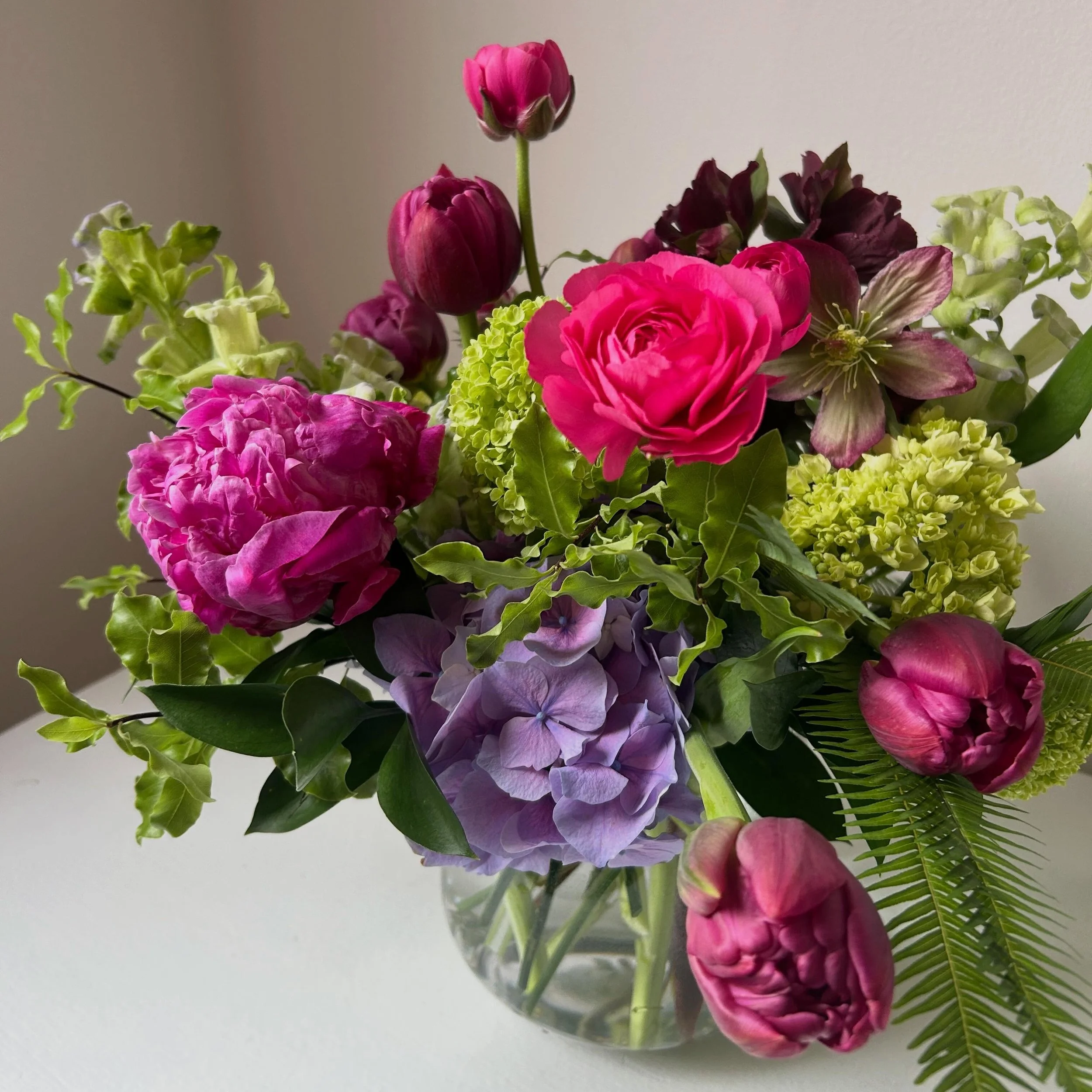 The @maineflowercollective really came through this week, supplying some of my favorite spring blooms&hellip; double tulips, hellebore, fritillaria meleagris and ranunculus! 

Double tulips &lsquo;Margarita&rsquo; and ranunculus grown by @bumblerooto