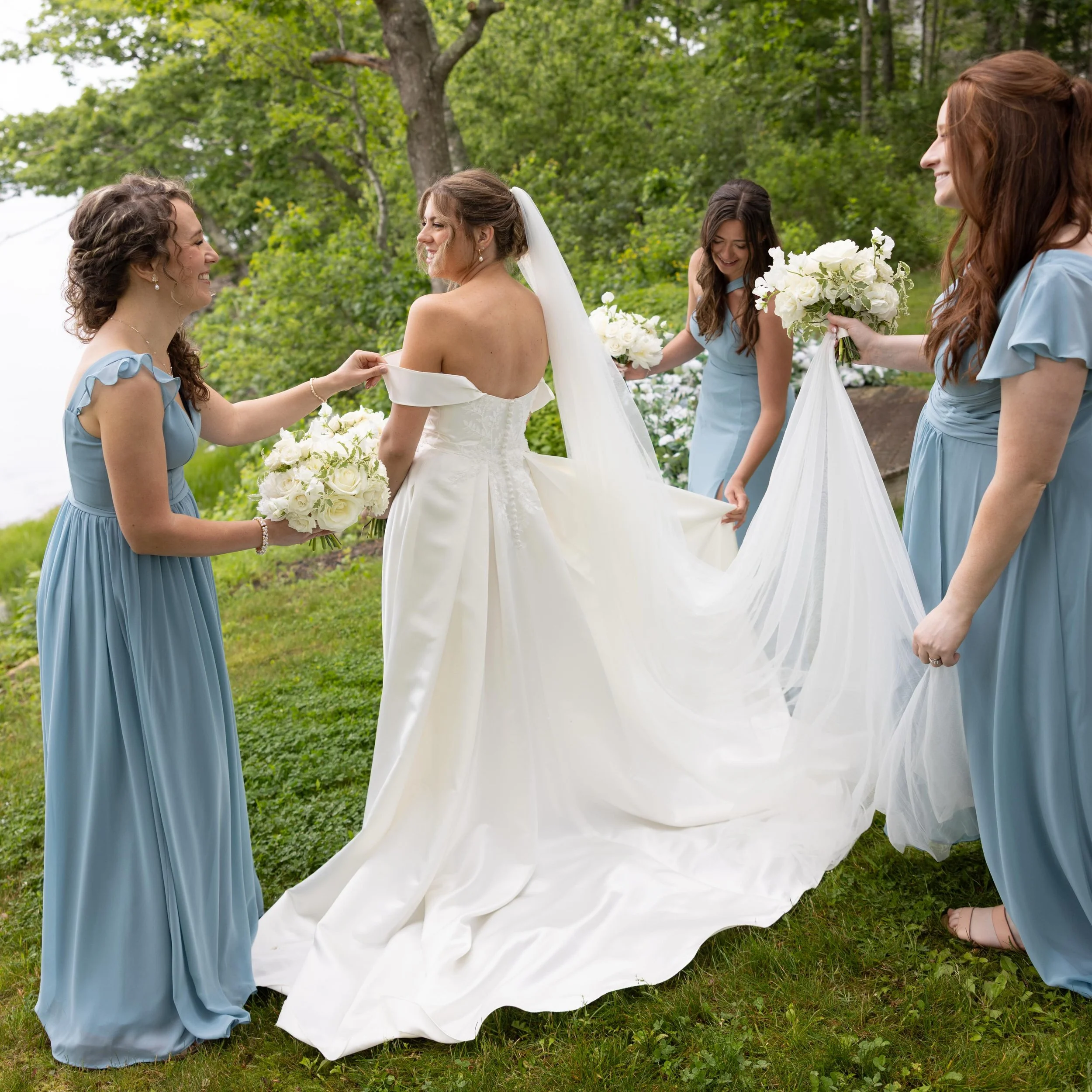 If you love the look of ruffly an fluffy romantic blooms, plan a June wedding.

@sarahgagnonphotography 
@theharpswellinn