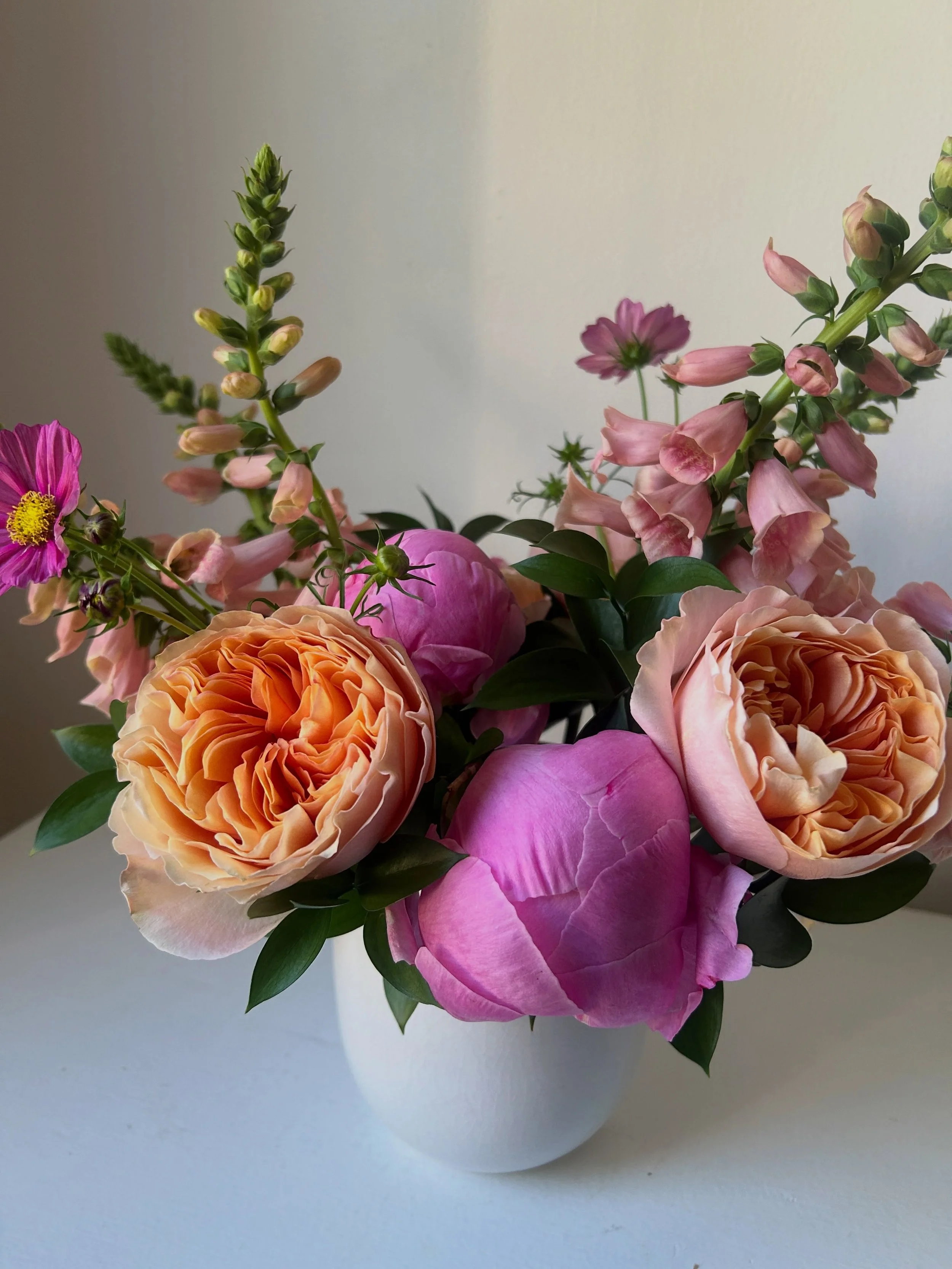 Summer colors with Maine grown &lsquo;Dr. Alexander  Fleming&rsquo; Peonies from @quietsideflowerfarm and stunning &lsquo;Dalmatian Peach&rsquo; Foxglove sourced through the @maineflowercollective with &lsquo;Juicy Xpression&rsquo; Roses and my first