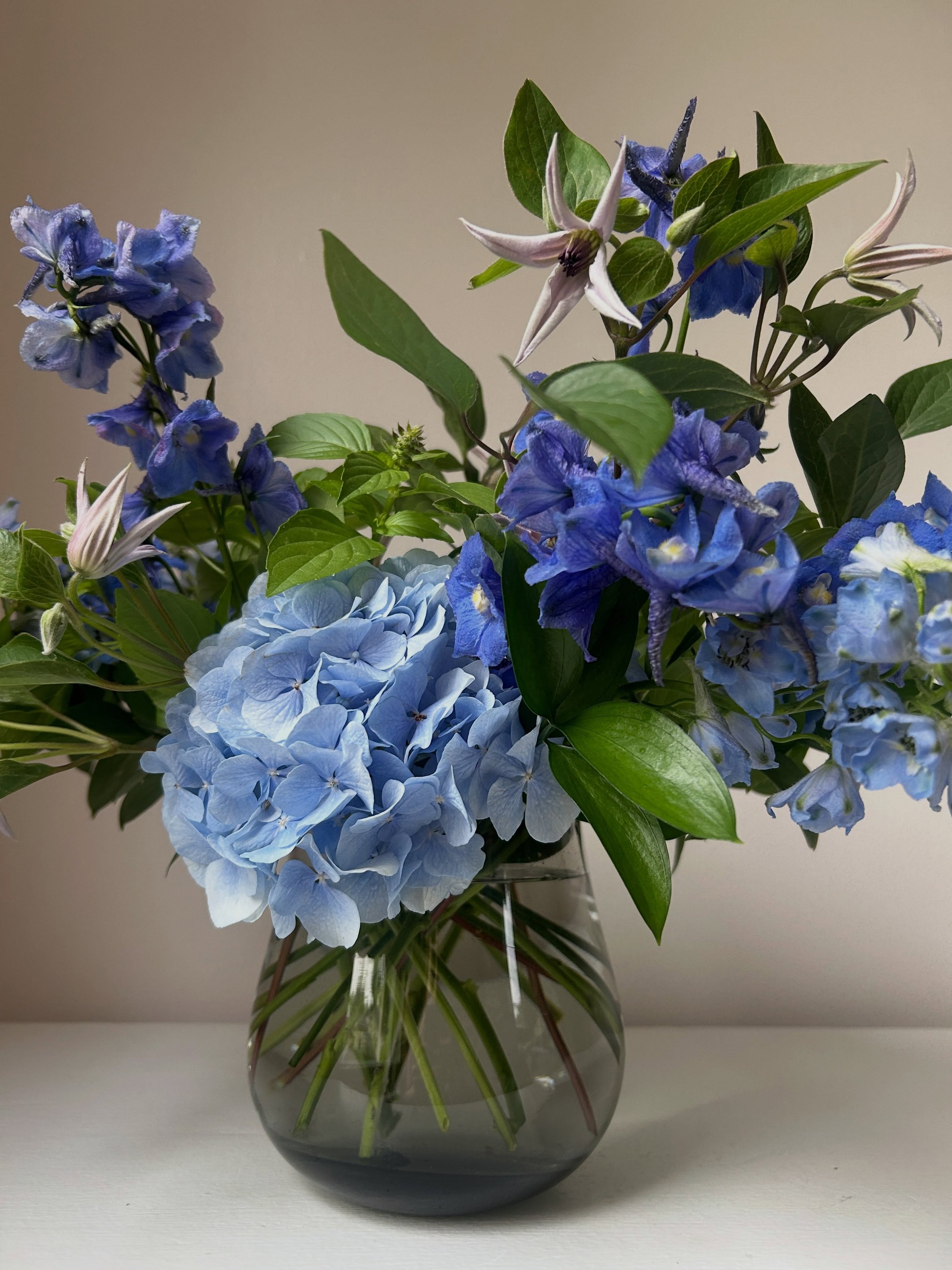 I wish you could smell the fresh, clean, energizing fragrance of the &lsquo;Mrs. Burns&rsquo; Lemon Basil in this arrangement. 

Every stem reminds me how grateful I am for the help I received this spring. Alessia from @soundpinefarm started all of m