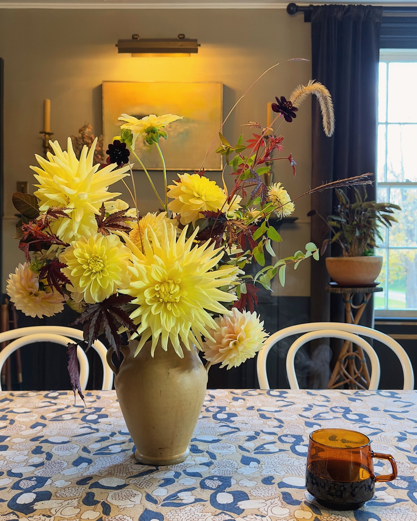 Gloomy day throwback to this cheerful dahlia moment at home ☀️🌬️🌨️ #dahlia #dahlialove #floraldesign #flowerarrangement #flowerfarm #yellowflowers #yellowdahlia #seedtocenterpiece