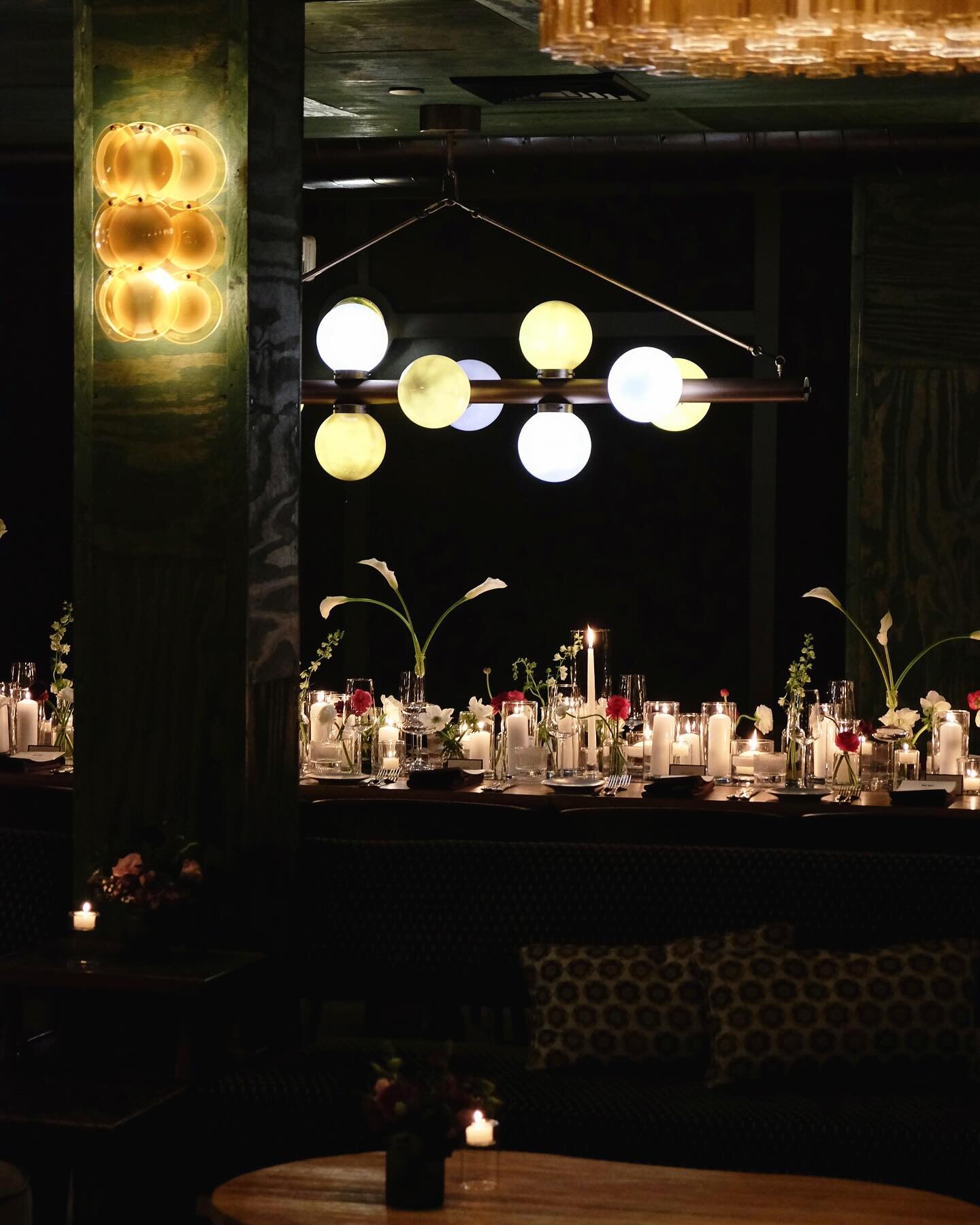 Table design for @beautycounter featuring gestural stems, custom mirrored runner, and just a touch of candlelight.
#beautycounter #wildflowerauberge #aubergeresorts #tablescape #floraldesign #candles #tabledecor #eventdesign #eventdecor