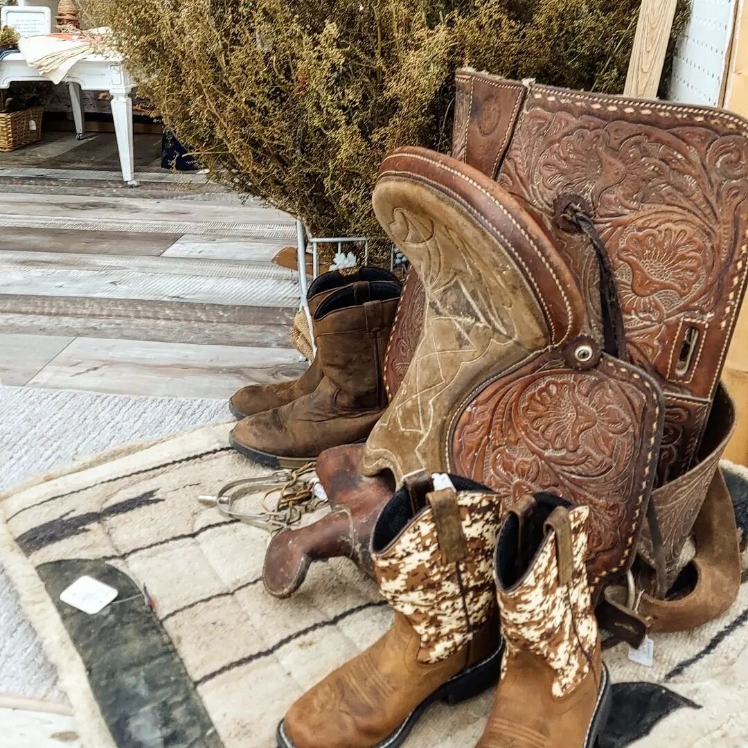 We set up a booth at Trader Buck's Danville! Be sure to stop by next time you're out antiquing! 

#antiquing #antiques #fleamarket #thrifting #handmade #supportsmallbusiness #supportlocal #shoplocal #smallfarm #smallfarmcharm #hoosierhomestead #hoosi