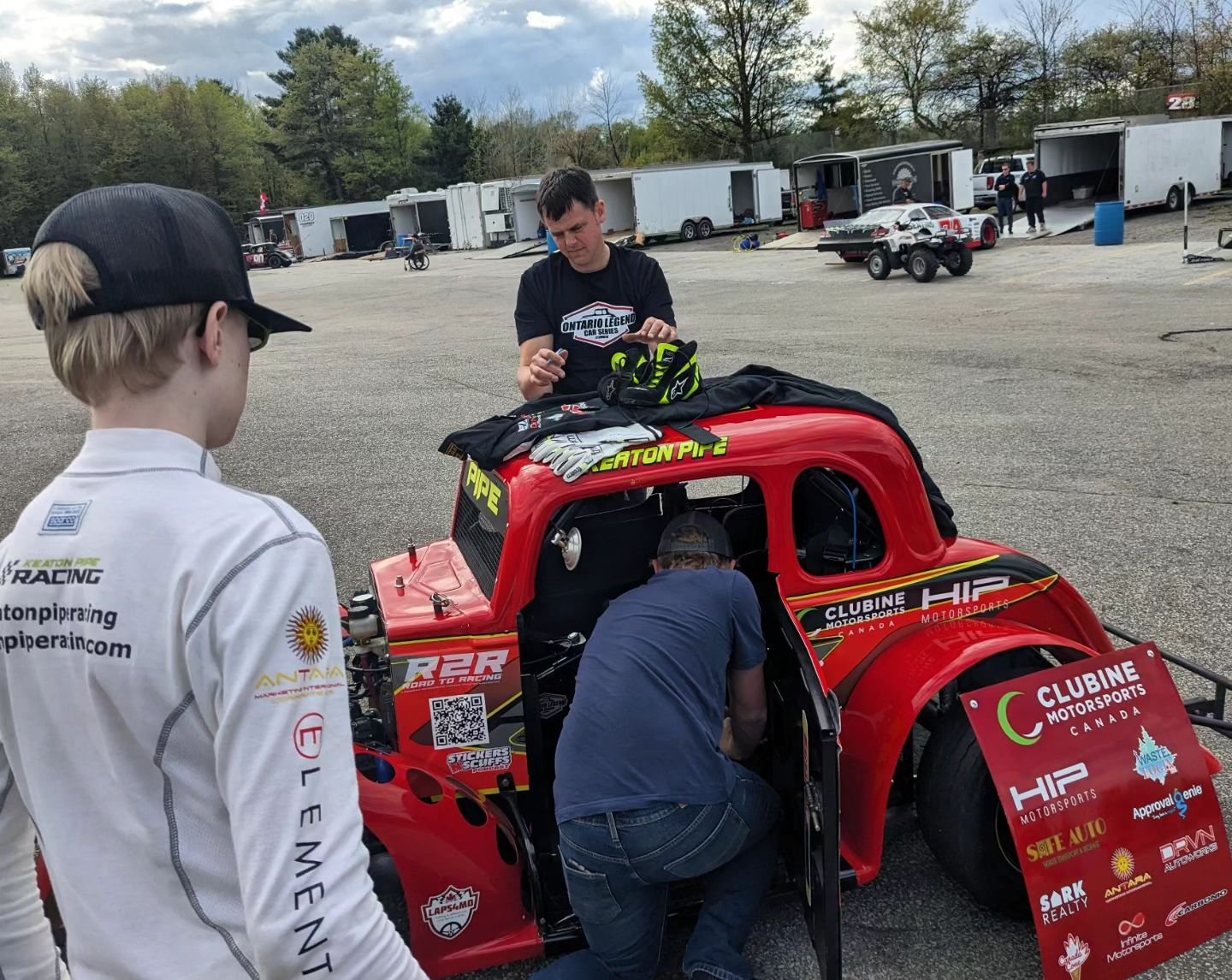 Laying everything out for Tech Inspection! @ontariolegendcarseries officials were out tonight thoroughly inspecting the cars and gear.

Everything A OK over here✅

#jdcmotorsports #canada  #techinspection #r2r #roadtoracing #keatonpiperacing #racing 