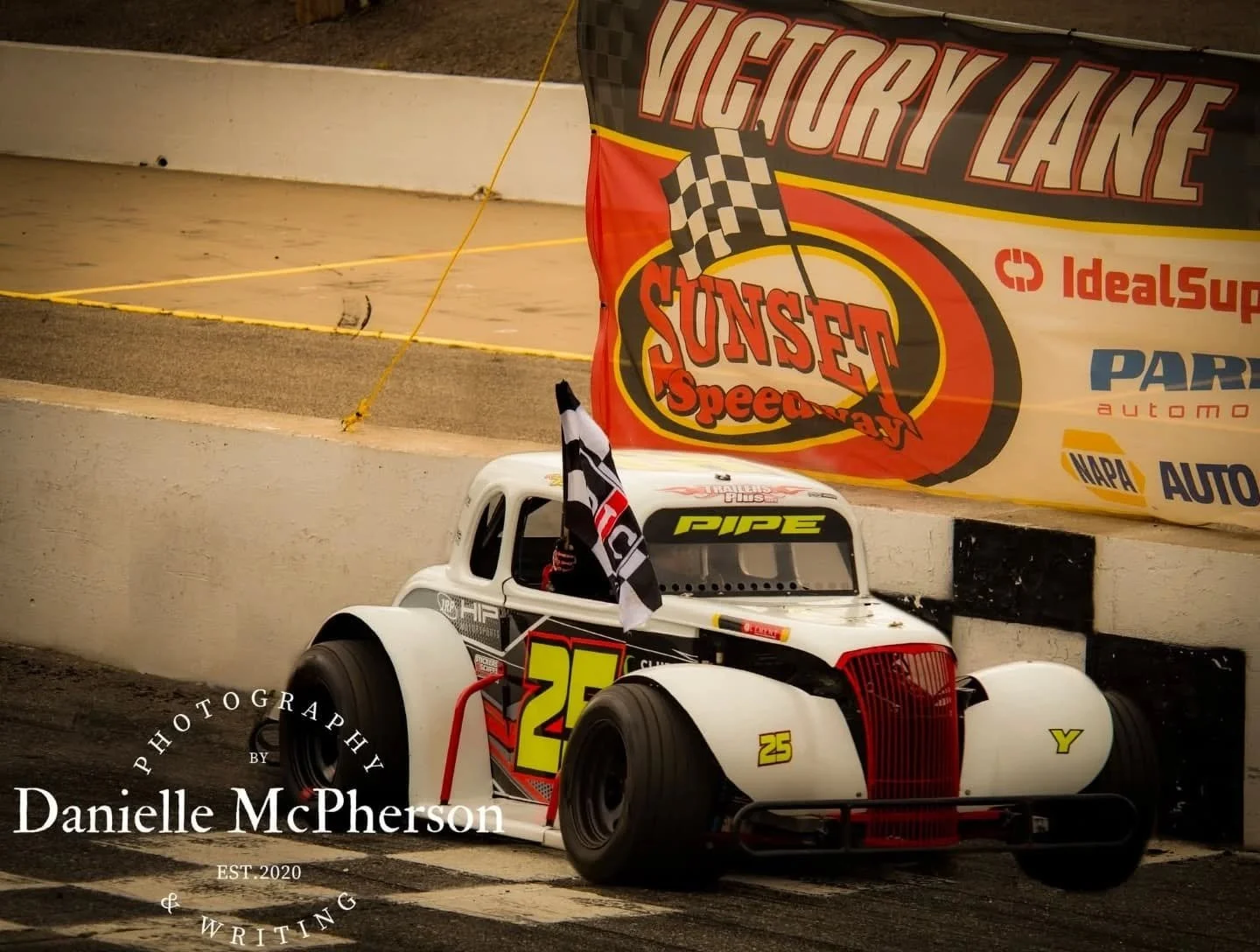 Little late with the race recap. Had an amazing start to the race day on Saturday with another win and a 2nd place finish in the heats! 🏁🎉
In the feature, I was running 7th and during the restart at lap 23 of 25 I accelerated but was immediately s