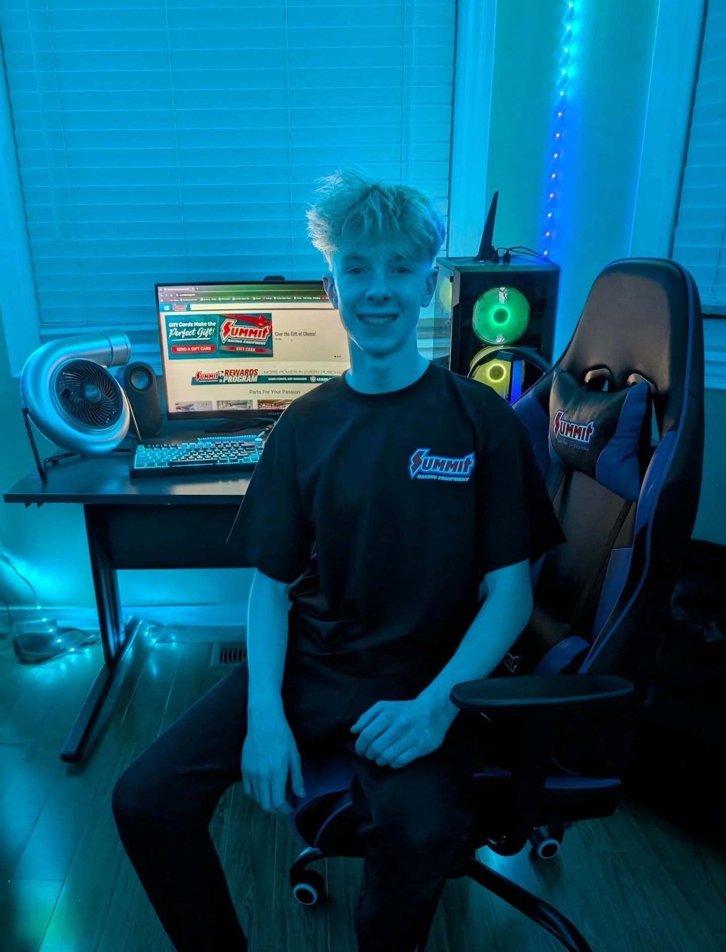 A @nitrousbynos themed gift pack, turbo desk fan, Summit Racing shirt &amp; gaming chair were under the tree for me this year! 🏁🔥 Clearly Santa knows my style and shopped at @summitracing ! 🎅 😆 Grateful to receive some awesome gifts and spend som