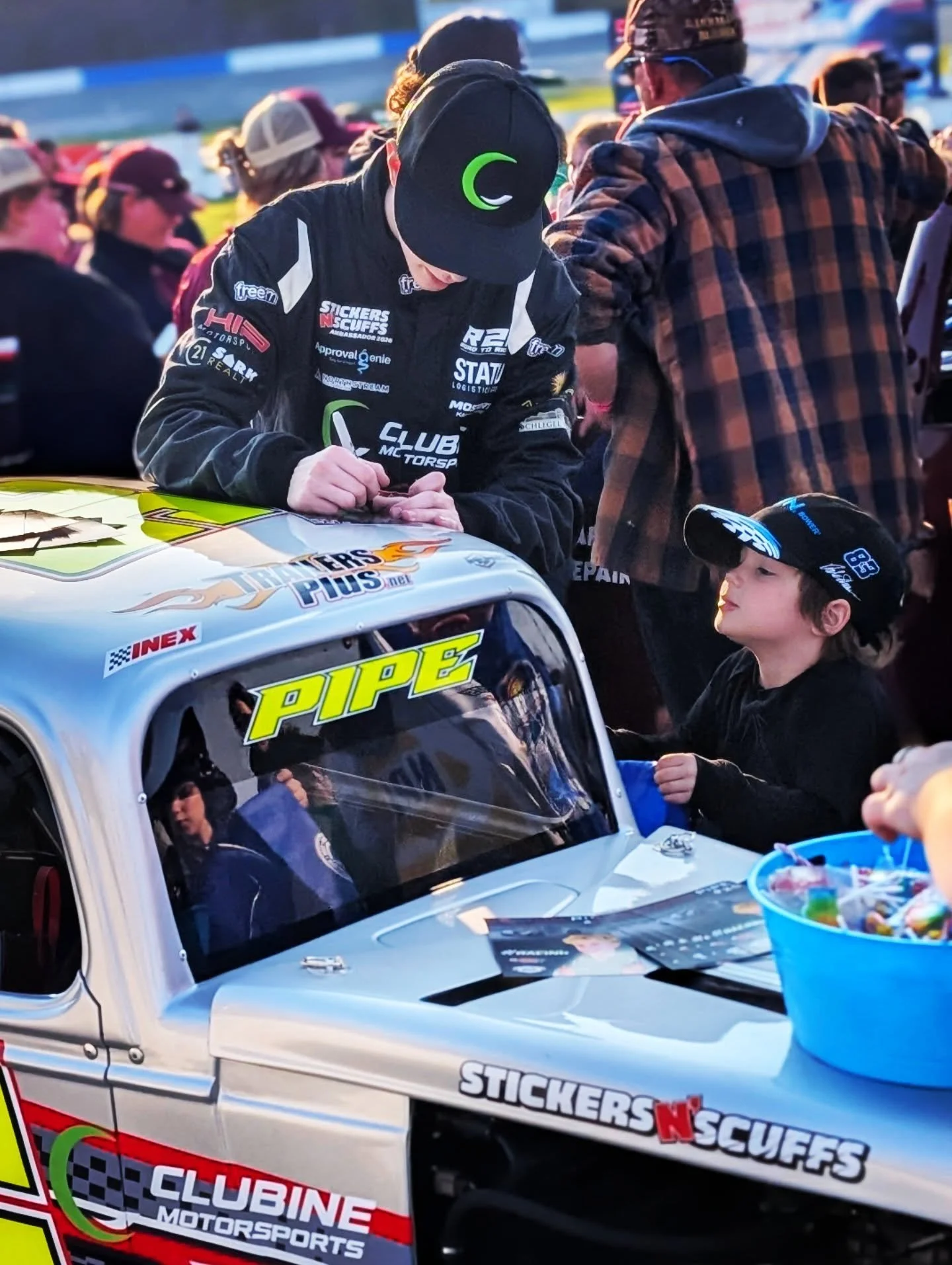 Fan Appreciation photo dump 📸

These are my favourite nights at the race track! Huge thank you to all of the fans who stopped by to say hi. Nights like this are special because I get to meet so many people for the first time, only to find out they&r