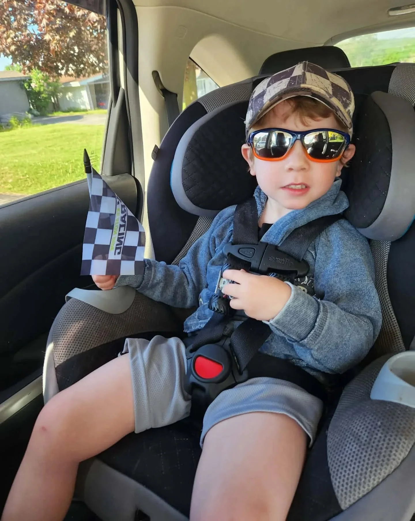 I'm telling you, these @saublespeedway fans have been next level!!! Today I was sent this picture of a little fan who was cheering for me on Saturday and apparently takes my flag everywhere he goes now. 😆🏁 

(Thanks to his mom for sending in the pi