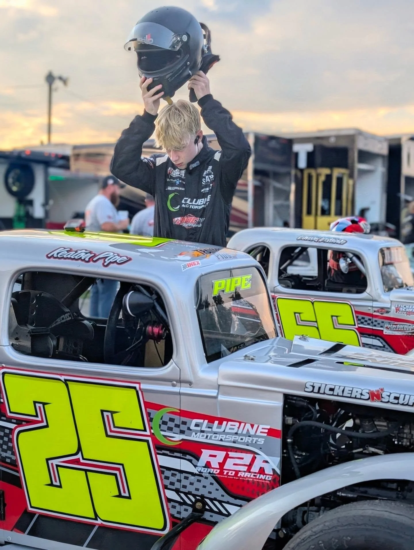 Getting ready for another race day! We are headed back to the beach as we hit the track on Sunday at Sauble Speedway. 🏁

#keatonpiperacing #raceday