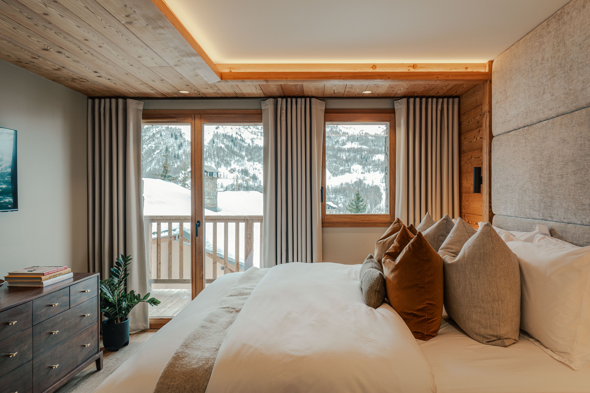 Snowfall Chalet 2023-39.jpg
