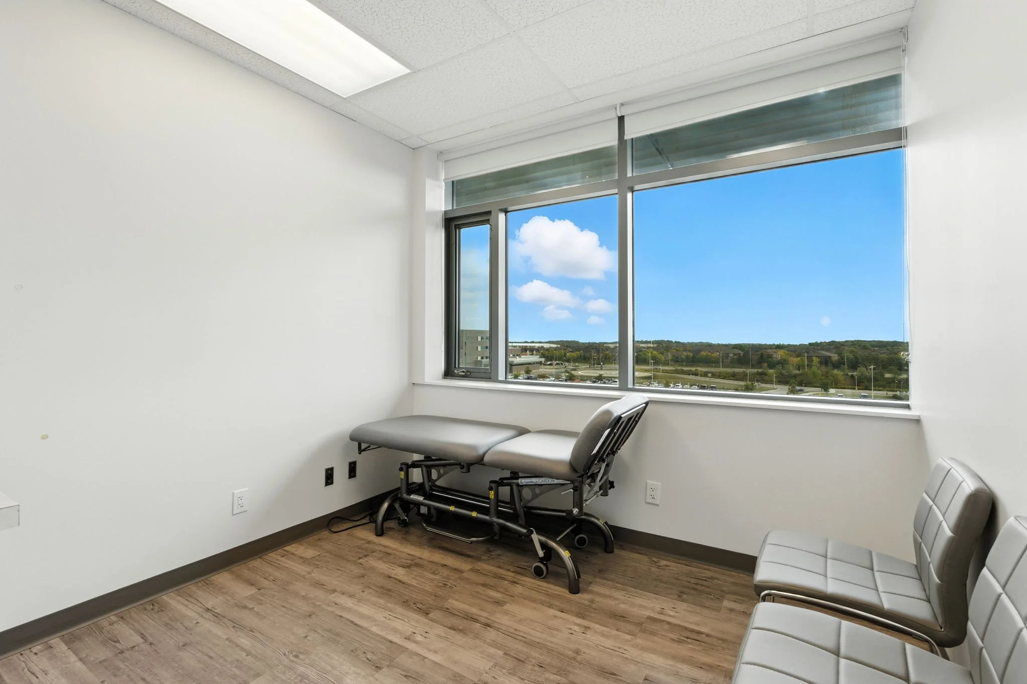 38-web-or-mls-3075 Hospital Gate 419, Oakville-38 (1).jpg