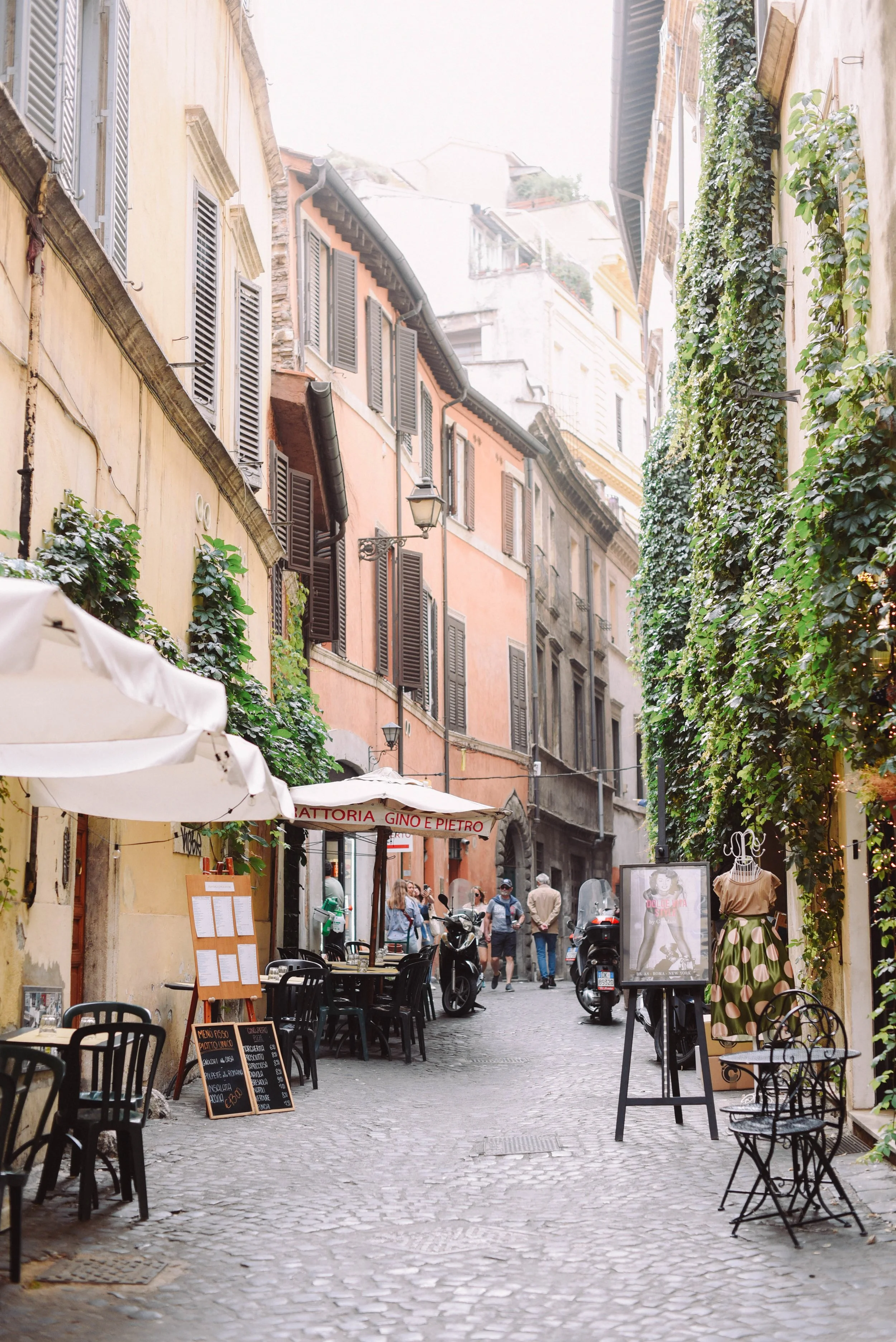 luxury-engagement-session-rome-colosseum-21.jpg