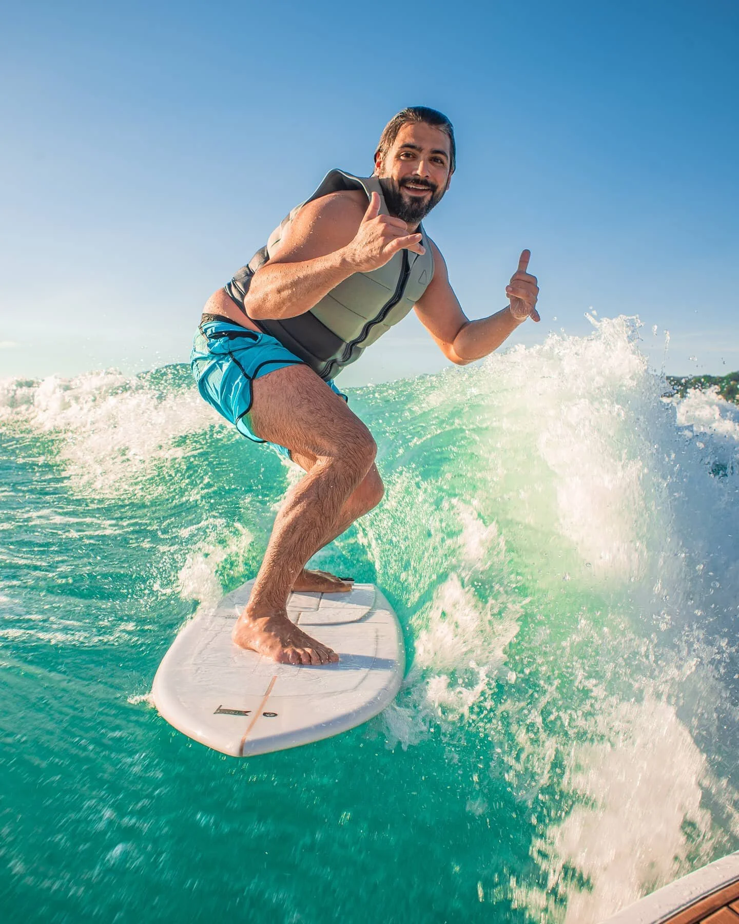 Looking forward to sunny days again ☀️🏄🏻&zwj;♂️🤙🏻
.
.
.
#rainyday #lookingforward #sun #fun #surf #wakesurfing #lakezurich #passion #reboat #zurich